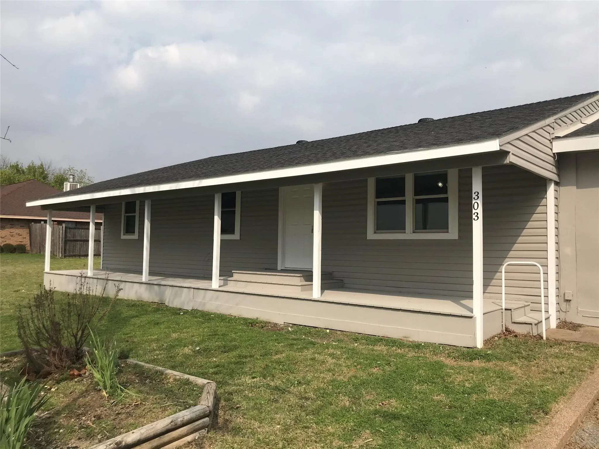 Single Family Residence For Sale in Collin County , 303 Raymond Street, Farmersville, Texas 75442, 3 Bedroom, 2 Bathroom, 2 Garage spaces, 1,500 Sqft, built in 1968, mls#21383861, Real Estate Agent in Farmersville, Homes For Sale in Collin county, Homes For Sale in Farmersville, Realtor in Farmersville Texas, Real Estate Brokerage Independent Realty Texas, Luminita Cordes Realtor