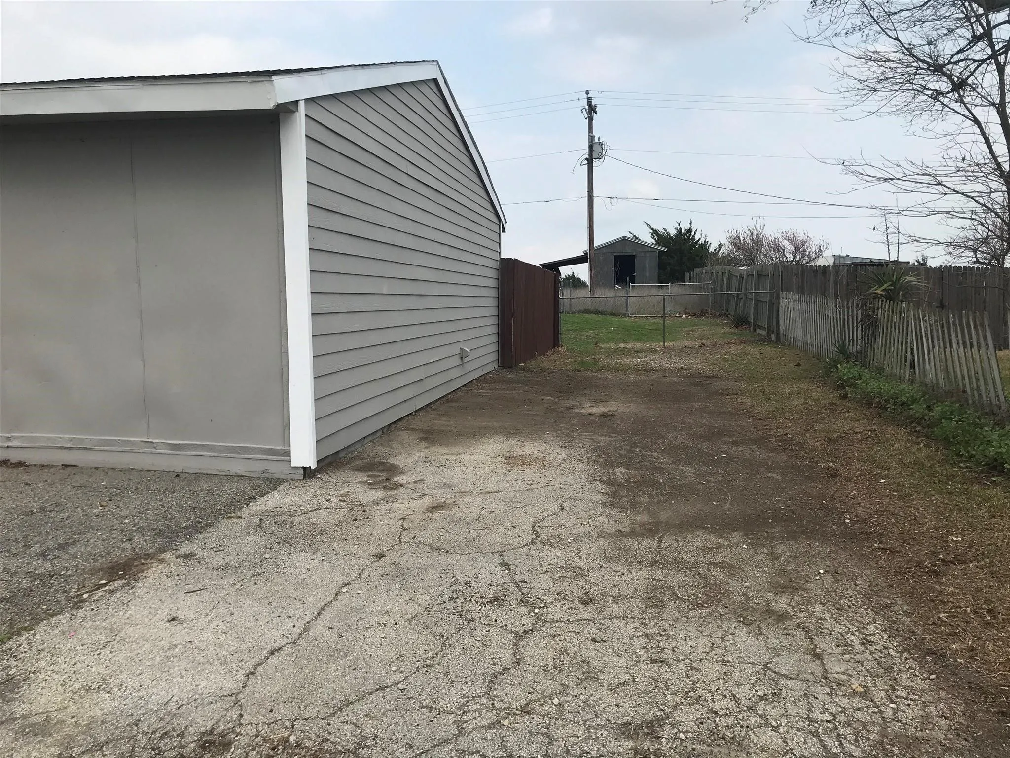 Single Family Residence For Sale in Collin County , 303 Raymond Street, Farmersville, Texas 75442, 3 Bedroom, 2 Bathroom, 2 Garage spaces, 1,500 Sqft, built in 1968, mls#21383861, Real Estate Agent in Farmersville, Homes For Sale in Collin county, Homes For Sale in Farmersville, Realtor in Farmersville Texas, Real Estate Brokerage Independent Realty Texas, Luminita Cordes Realtor