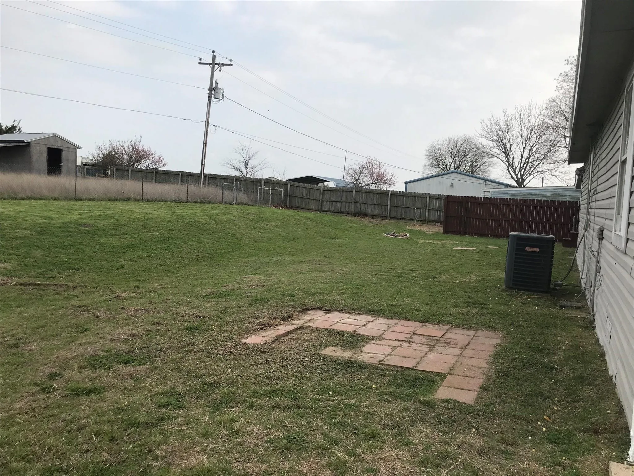 Single Family Residence For Sale in Collin County , 303 Raymond Street, Farmersville, Texas 75442, 3 Bedroom, 2 Bathroom, 2 Garage spaces, 1,500 Sqft, built in 1968, mls#21383861, Real Estate Agent in Farmersville, Homes For Sale in Collin county, Homes For Sale in Farmersville, Realtor in Farmersville Texas, Real Estate Brokerage Independent Realty Texas, Luminita Cordes Realtor