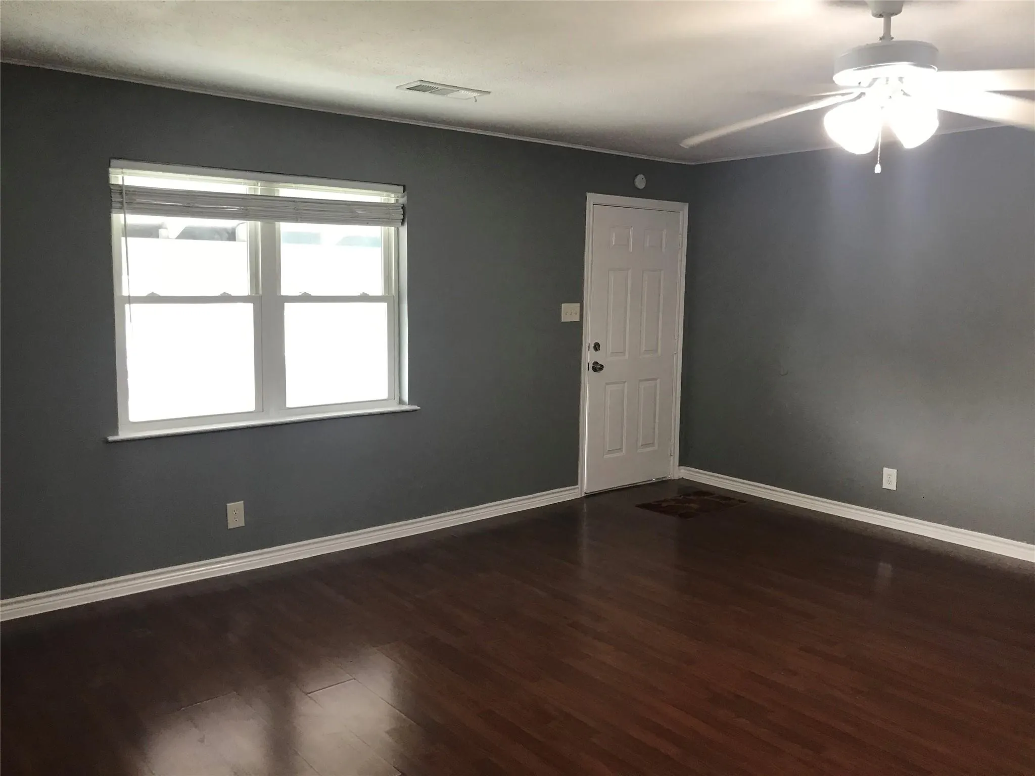 Single Family Residence For Sale in Collin County , 303 Raymond Street, Farmersville, Texas 75442, 3 Bedroom, 2 Bathroom, 2 Garage spaces, 1,500 Sqft, built in 1968, mls#21383861, Real Estate Agent in Farmersville, Homes For Sale in Collin county, Homes For Sale in Farmersville, Realtor in Farmersville Texas, Real Estate Brokerage Independent Realty Texas, Luminita Cordes Realtor