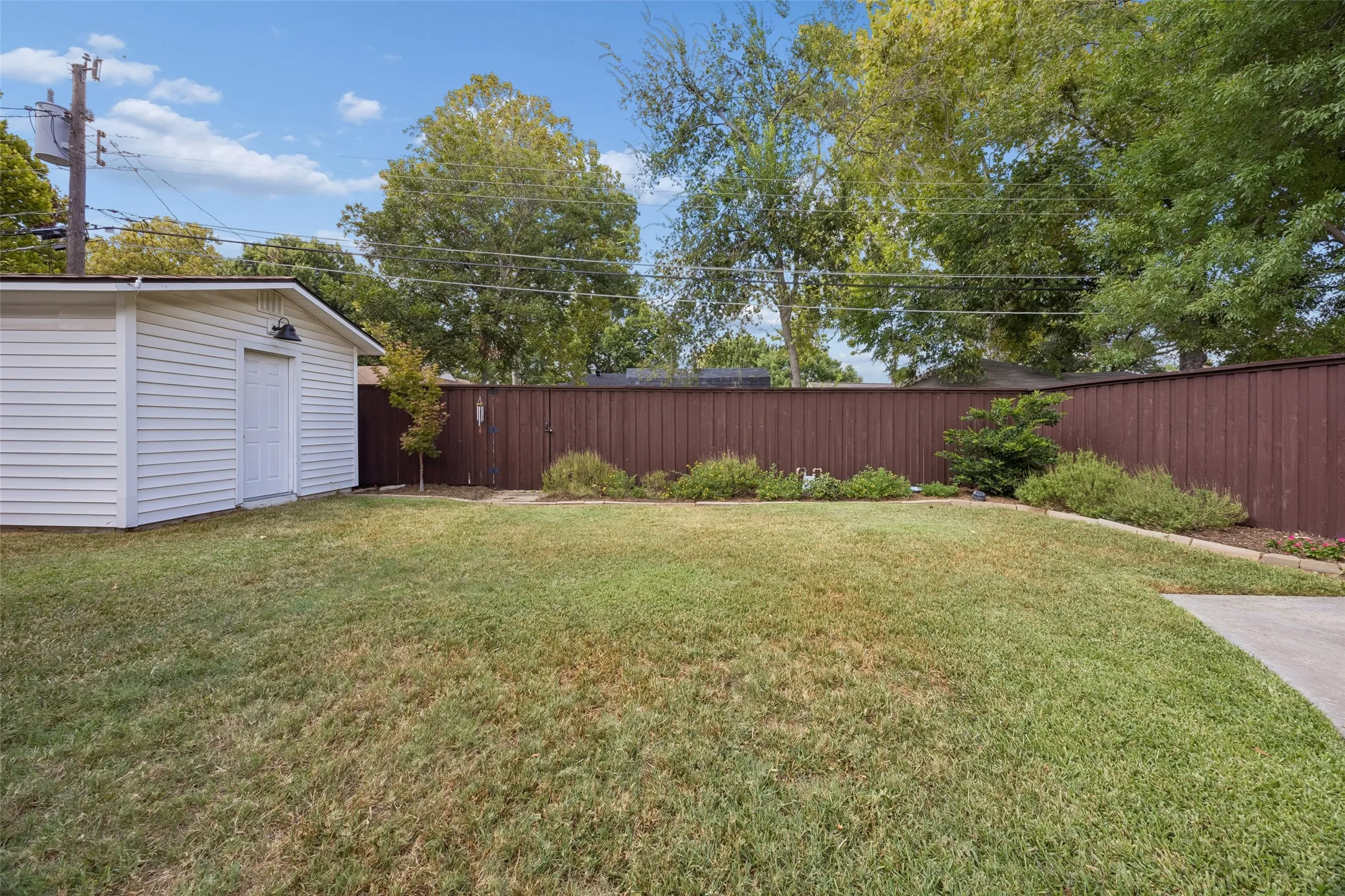 Single Family Residence For Sale in Dallas County , 10619 Longmeadow Drive, Dallas, Texas 75238, 3 Bedroom, 2 Bathroom, 2 Garage spaces, 1,681 Sqft, built in 1958, mls#21380374, Real Estate Agent in Dallas, Homes For Sale in Dallas county, Homes For Sale in Dallas, Realtor in Dallas Texas, Real Estate Brokerage Independent Realty Texas, Luminita Cordes Realtor