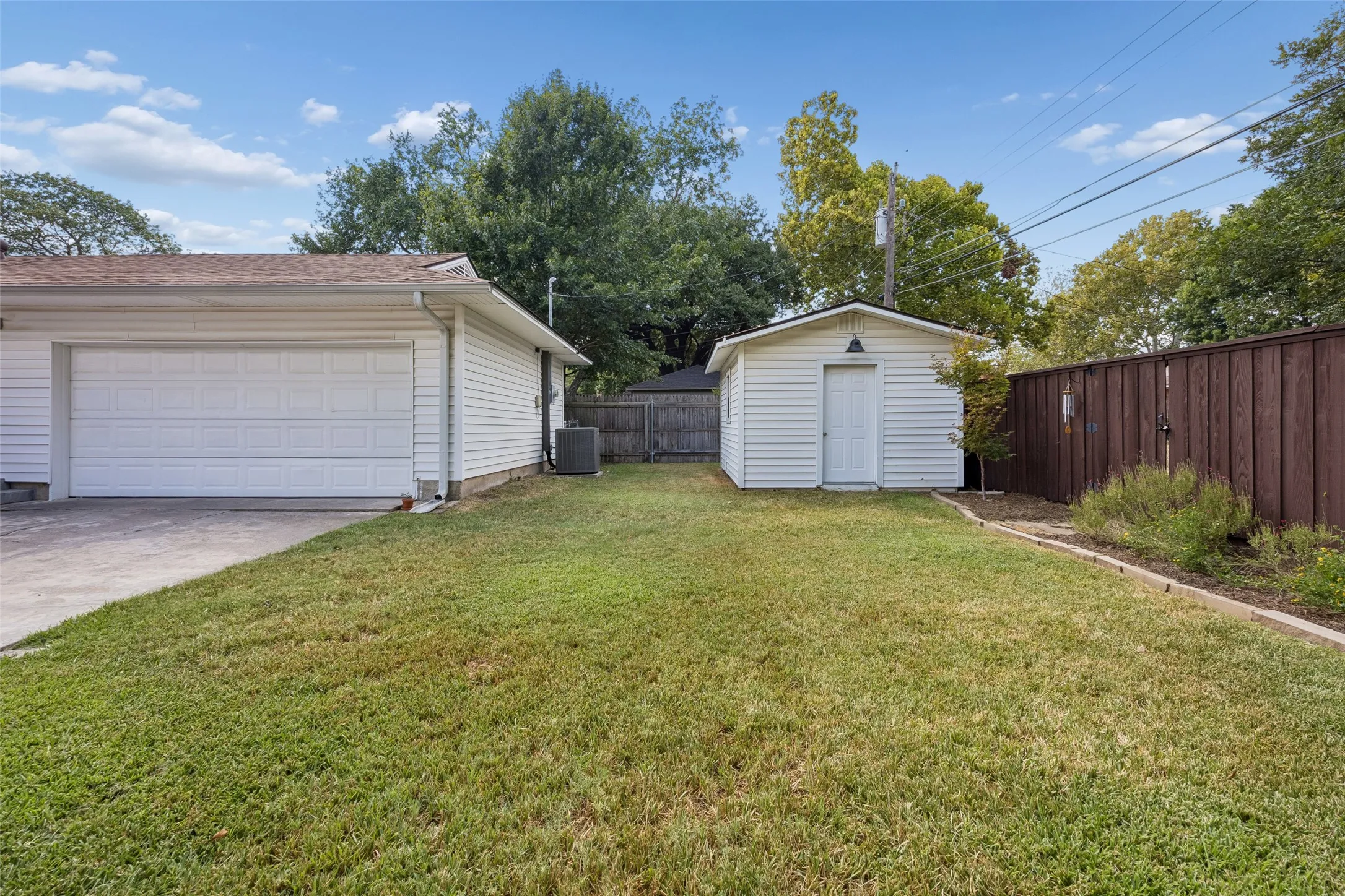 Single Family Residence For Sale in Dallas County , 10619 Longmeadow Drive, Dallas, Texas 75238, 3 Bedroom, 2 Bathroom, 2 Garage spaces, 1,681 Sqft, built in 1958, mls#21380374, Real Estate Agent in Dallas, Homes For Sale in Dallas county, Homes For Sale in Dallas, Realtor in Dallas Texas, Real Estate Brokerage Independent Realty Texas, Luminita Cordes Realtor