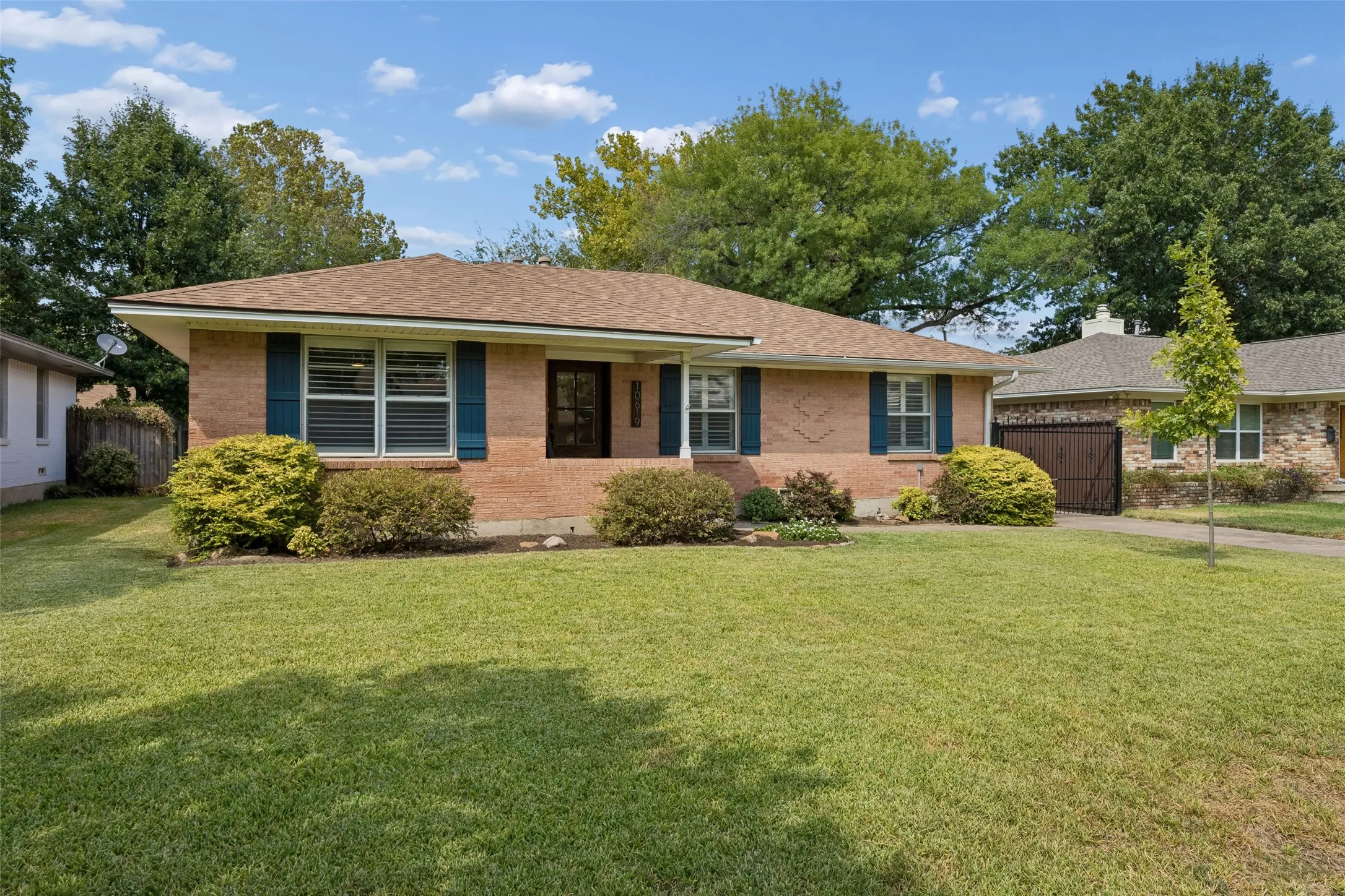 Single Family Residence For Sale in Dallas County , 10619 Longmeadow Drive, Dallas, Texas 75238, 3 Bedroom, 2 Bathroom, 2 Garage spaces, 1,681 Sqft, built in 1958, mls#21380374, Real Estate Agent in Dallas, Homes For Sale in Dallas county, Homes For Sale in Dallas, Realtor in Dallas Texas, Real Estate Brokerage Independent Realty Texas, Luminita Cordes Realtor