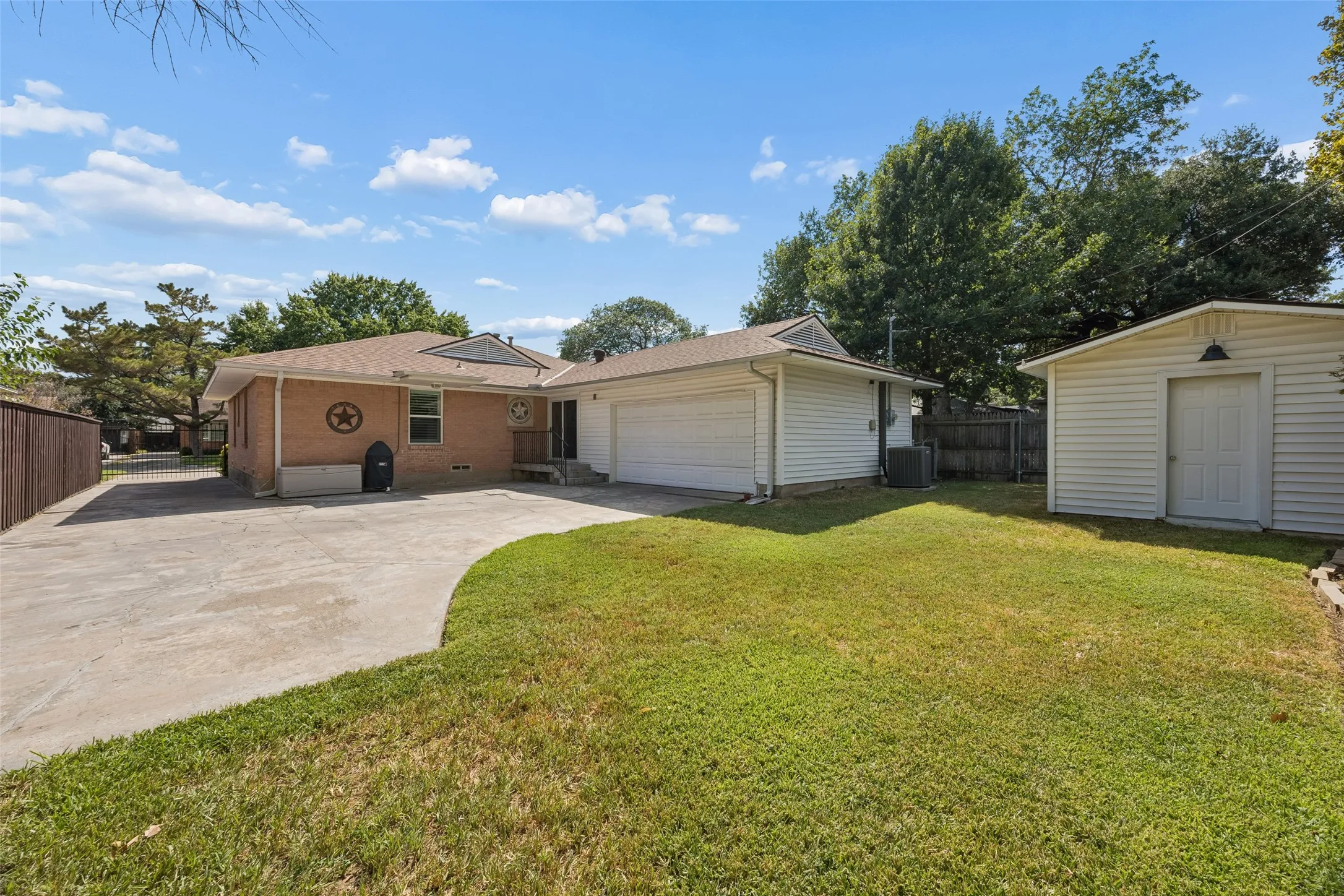 Single Family Residence For Sale in Dallas County , 10619 Longmeadow Drive, Dallas, Texas 75238, 3 Bedroom, 2 Bathroom, 2 Garage spaces, 1,681 Sqft, built in 1958, mls#21380374, Real Estate Agent in Dallas, Homes For Sale in Dallas county, Homes For Sale in Dallas, Realtor in Dallas Texas, Real Estate Brokerage Independent Realty Texas, Luminita Cordes Realtor
