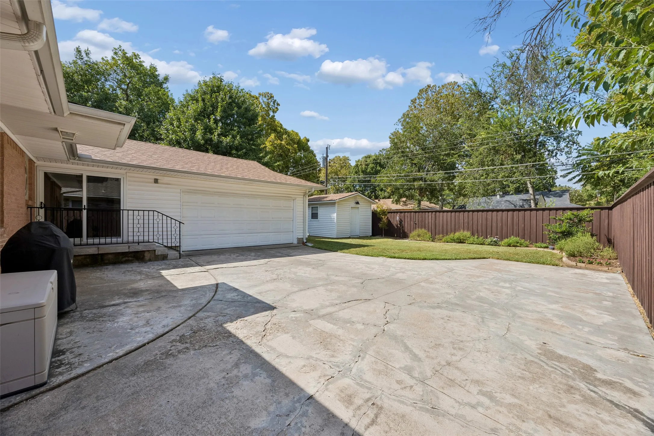 Single Family Residence For Sale in Dallas County , 10619 Longmeadow Drive, Dallas, Texas 75238, 3 Bedroom, 2 Bathroom, 2 Garage spaces, 1,681 Sqft, built in 1958, mls#21380374, Real Estate Agent in Dallas, Homes For Sale in Dallas county, Homes For Sale in Dallas, Realtor in Dallas Texas, Real Estate Brokerage Independent Realty Texas, Luminita Cordes Realtor