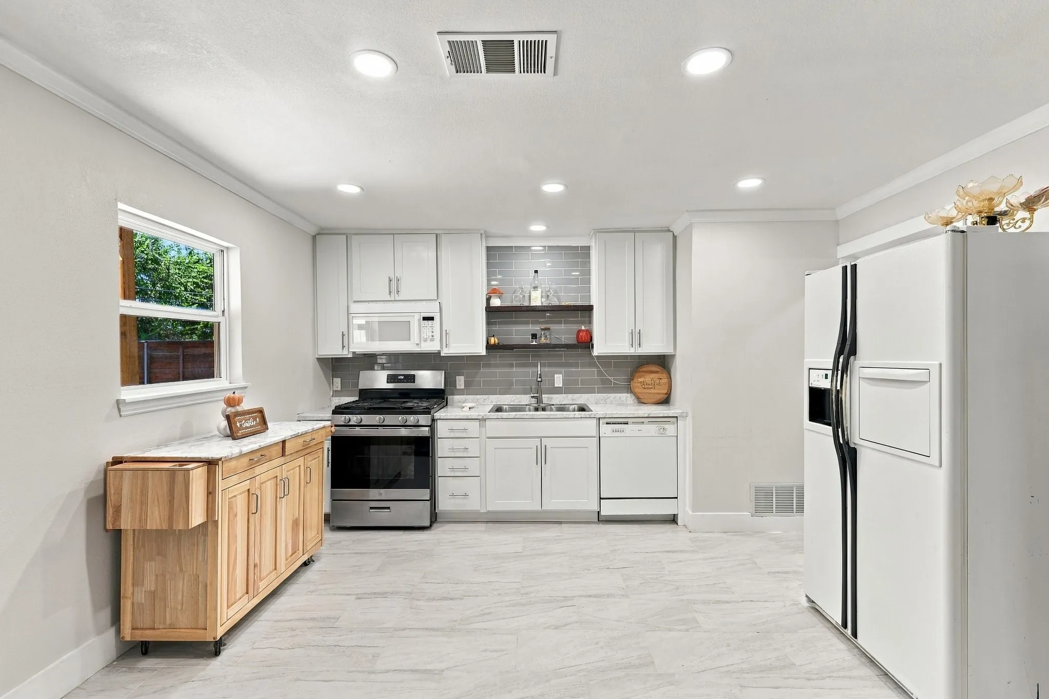 Single Family Residence For Sale in Dallas County , 3214 Parker Street, Irving, Texas 75062, 3 Bedroom, 2 Bathroom, 1 Garage spaces, 1,440 Sqft, built in 1961, mls#21383845, Real Estate Agent in Irving, Homes For Sale in Dallas county, Homes For Sale in Irving, Realtor in Irving Texas, Real Estate Brokerage Independent Realty Texas, Luminita Cordes Realtor
