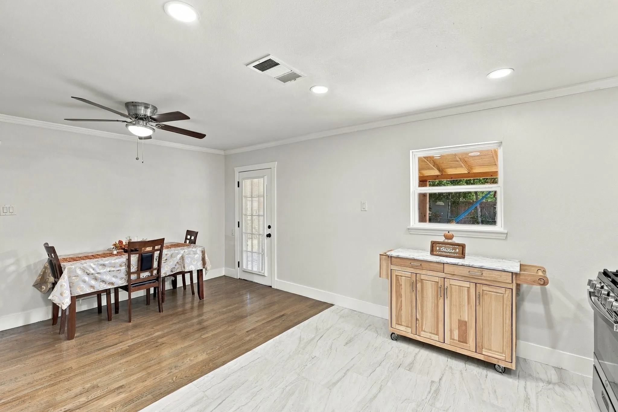 Single Family Residence For Sale in Dallas County , 3214 Parker Street, Irving, Texas 75062, 3 Bedroom, 2 Bathroom, 1 Garage spaces, 1,440 Sqft, built in 1961, mls#21383845, Real Estate Agent in Irving, Homes For Sale in Dallas county, Homes For Sale in Irving, Realtor in Irving Texas, Real Estate Brokerage Independent Realty Texas, Luminita Cordes Realtor