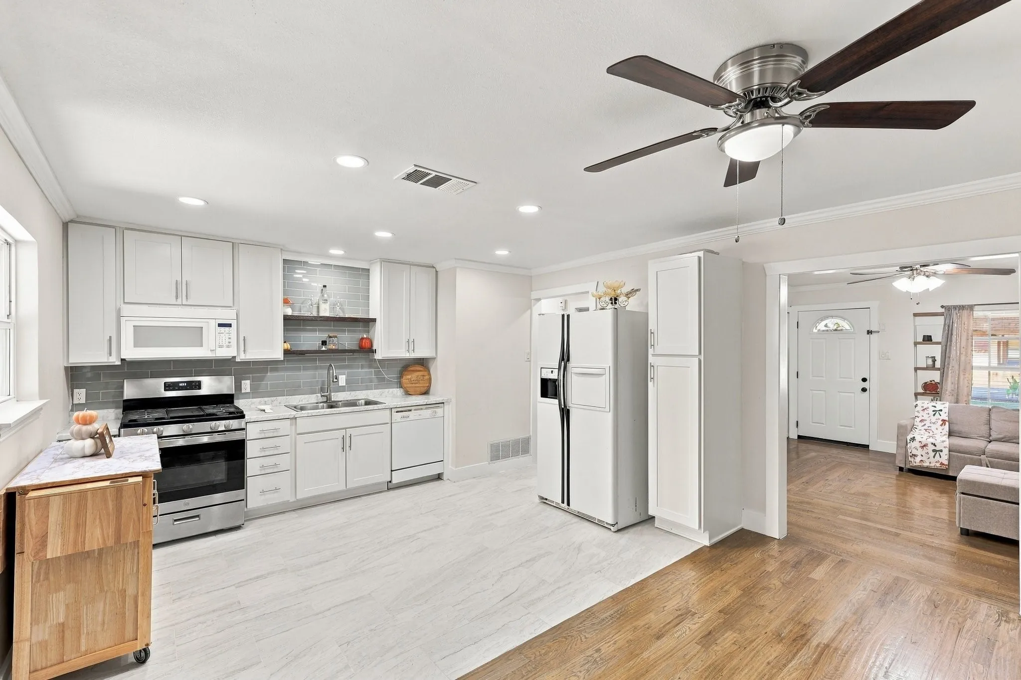 Single Family Residence For Sale in Dallas County , 3214 Parker Street, Irving, Texas 75062, 3 Bedroom, 2 Bathroom, 1 Garage spaces, 1,440 Sqft, built in 1961, mls#21383845, Real Estate Agent in Irving, Homes For Sale in Dallas county, Homes For Sale in Irving, Realtor in Irving Texas, Real Estate Brokerage Independent Realty Texas, Luminita Cordes Realtor