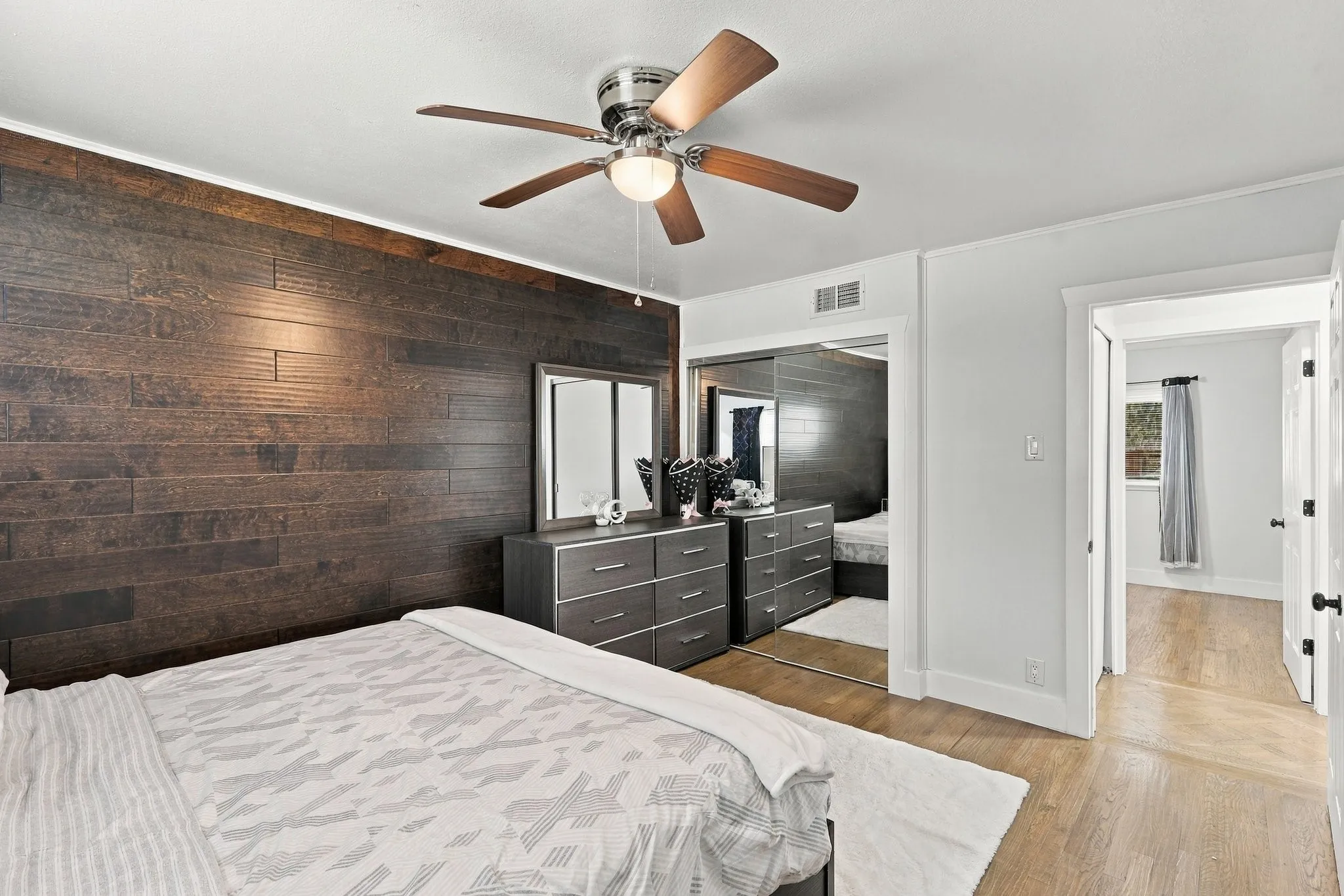 Single Family Residence For Sale in Dallas County , 3214 Parker Street, Irving, Texas 75062, 3 Bedroom, 2 Bathroom, 1 Garage spaces, 1,440 Sqft, built in 1961, mls#21383845, Real Estate Agent in Irving, Homes For Sale in Dallas county, Homes For Sale in Irving, Realtor in Irving Texas, Real Estate Brokerage Independent Realty Texas, Luminita Cordes Realtor