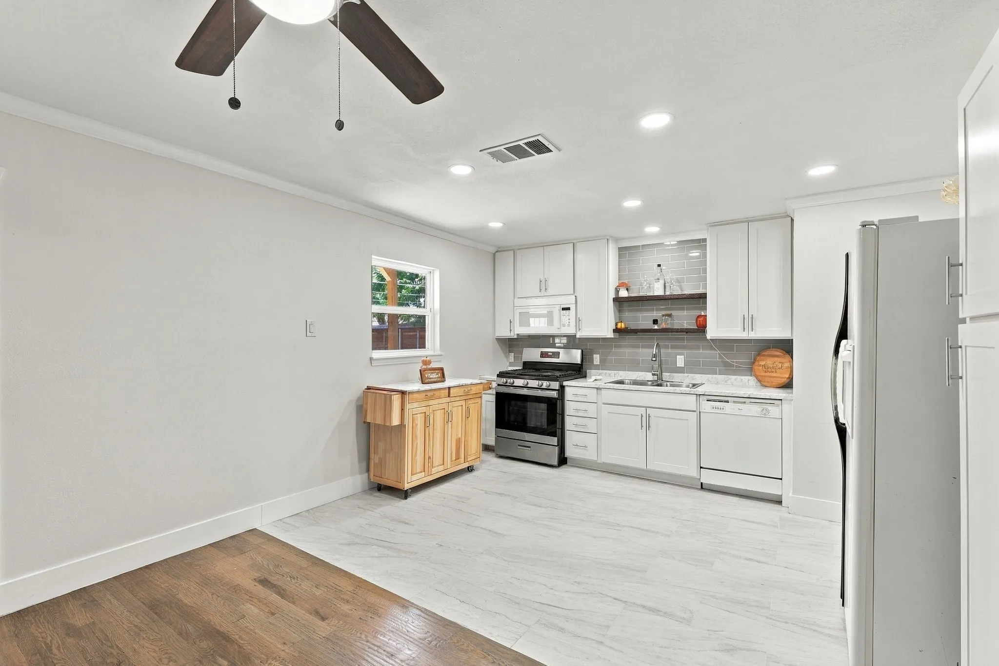 Single Family Residence For Sale in Dallas County , 3214 Parker Street, Irving, Texas 75062, 3 Bedroom, 2 Bathroom, 1 Garage spaces, 1,440 Sqft, built in 1961, mls#21383845, Real Estate Agent in Irving, Homes For Sale in Dallas county, Homes For Sale in Irving, Realtor in Irving Texas, Real Estate Brokerage Independent Realty Texas, Luminita Cordes Realtor