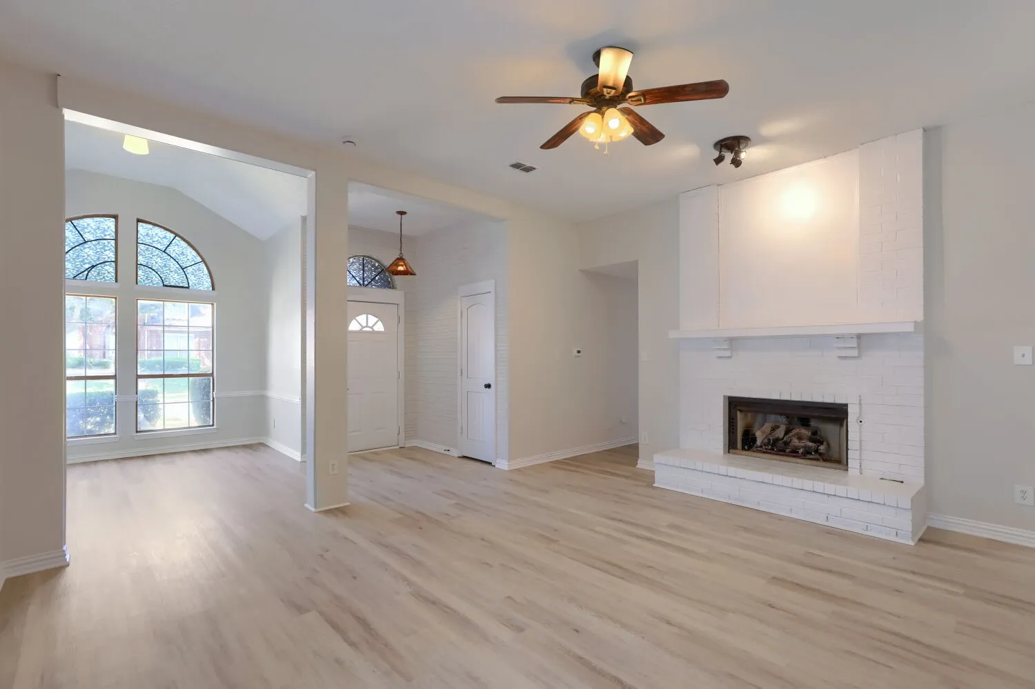 Single Family Residence For Sale in Dallas County , 920 Jacksonhole Lane, Mesquite, Texas 75149, 3 Bedroom, 2 Bathroom, 2 Garage spaces, 1,779 Sqft, built in 1988, mls#21377593, Real Estate Agent in Mesquite, Homes For Sale in Dallas county, Homes For Sale in Mesquite, Realtor in Mesquite Texas, Real Estate Brokerage Independent Realty Texas, Luminita Cordes Realtor