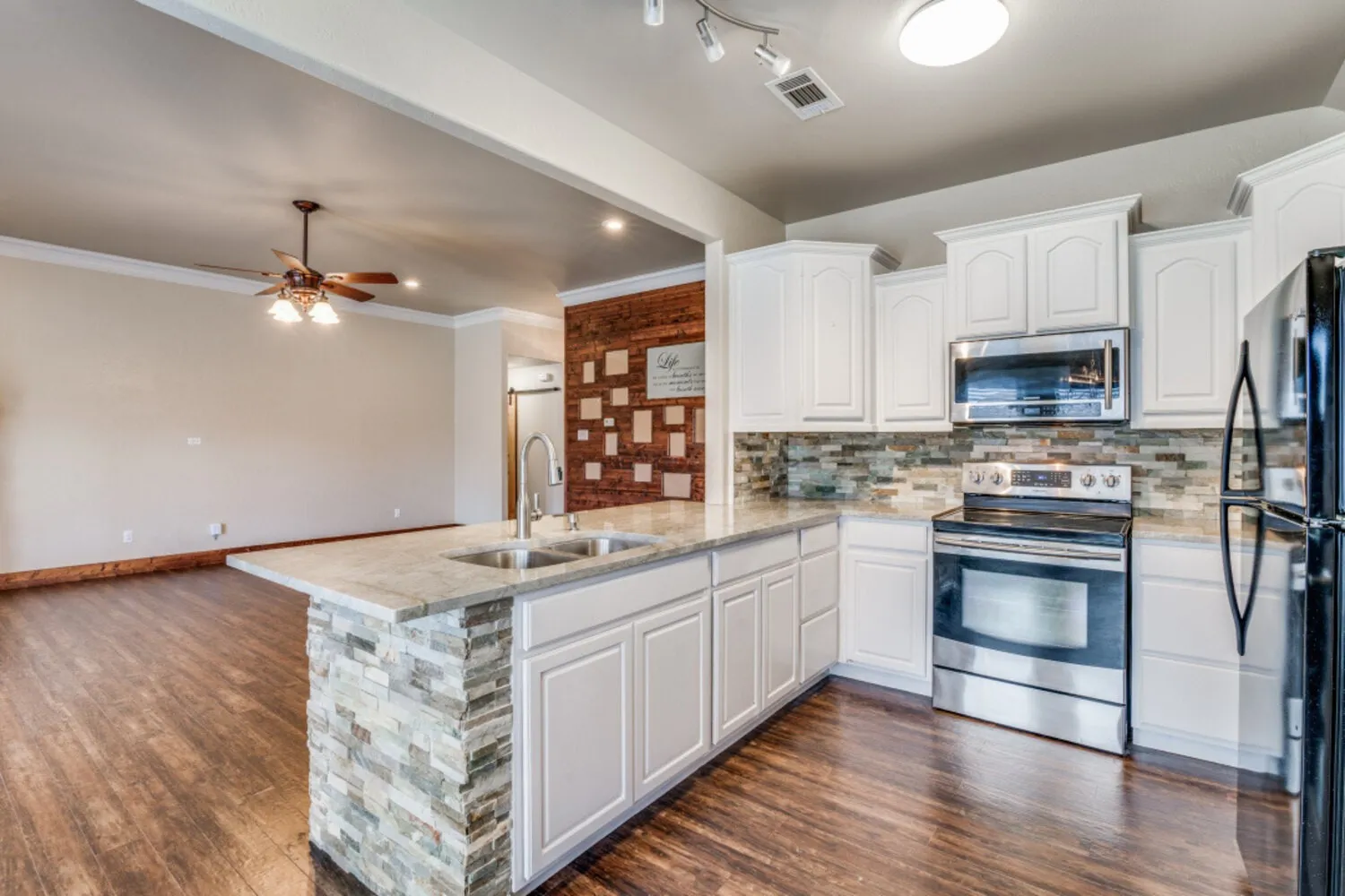 Single Family Residence For Rent in Rockwall County , 412 Autumn Trail, Royse City, Texas 75189, 3 Bedroom, 2 Bathroom, 2 Garage spaces, 1,497 Sqft, built in 2006, mls#21383874, Real Estate Agent in Royse City, Homes For Rent in Rockwall county, Homes For Rent in Royse City, Realtor in Royse City Texas, Real Estate Brokerage Independent Realty Texas, Luminita Cordes Realtor