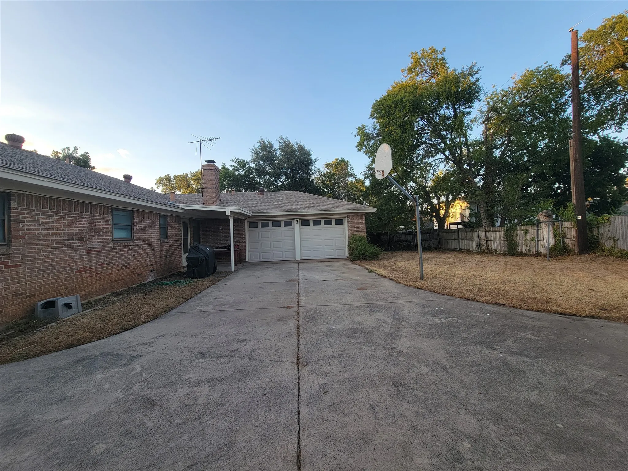Single Family Residence For Rent in Tarrant County , 7405 Pinehurst Drive W, Fort Worth, Texas 76134, 3 Bedroom, 2 Bathroom, 2 Garage spaces, 1,880 Sqft, built in 1971, mls#21383857, Real Estate Agent in Fort Worth, Homes For Rent in Tarrant county, Homes For Rent in Fort Worth, Realtor in Fort Worth Texas, Real Estate Brokerage Independent Realty Texas, Luminita Cordes Realtor