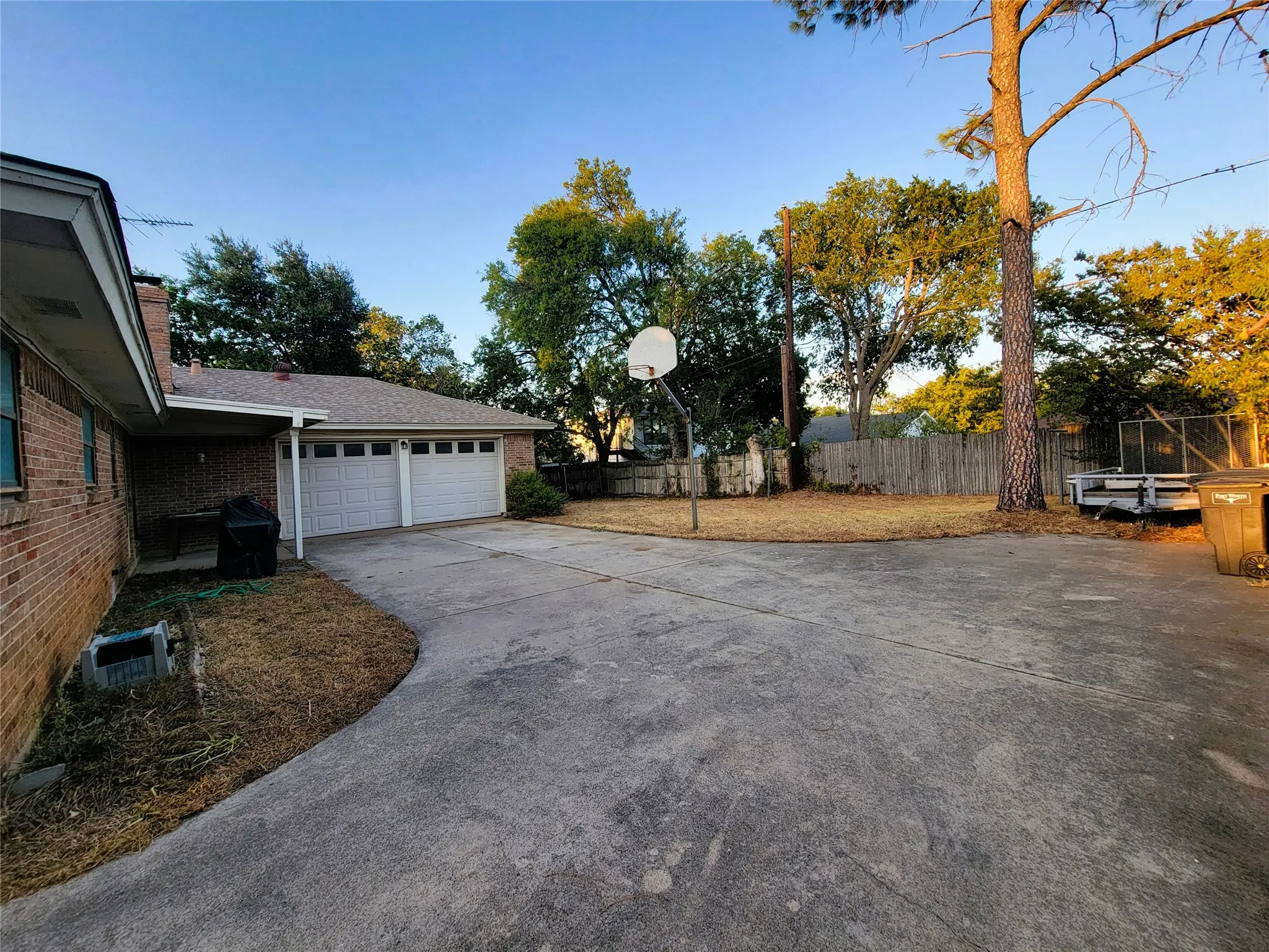 Single Family Residence For Rent in Tarrant County , 7405 Pinehurst Drive W, Fort Worth, Texas 76134, 3 Bedroom, 2 Bathroom, 2 Garage spaces, 1,880 Sqft, built in 1971, mls#21383857, Real Estate Agent in Fort Worth, Homes For Rent in Tarrant county, Homes For Rent in Fort Worth, Realtor in Fort Worth Texas, Real Estate Brokerage Independent Realty Texas, Luminita Cordes Realtor