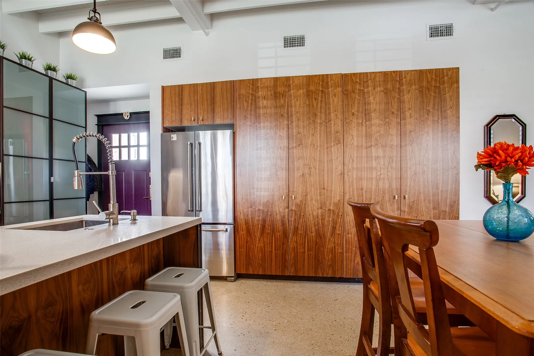 Condominium For Rent in Dallas County , 1038 Kings Highway 1, Dallas, Texas 75208, 2 Bedroom, 3 Bathroom, 1 Garage spaces, 1,574 Sqft, built in 2015, mls#21383877, Real Estate Agent in Dallas, Homes For Rent in Dallas county, Homes For Rent in Dallas, Realtor in Dallas Texas, Real Estate Brokerage Independent Realty Texas, Luminita Cordes Realtor