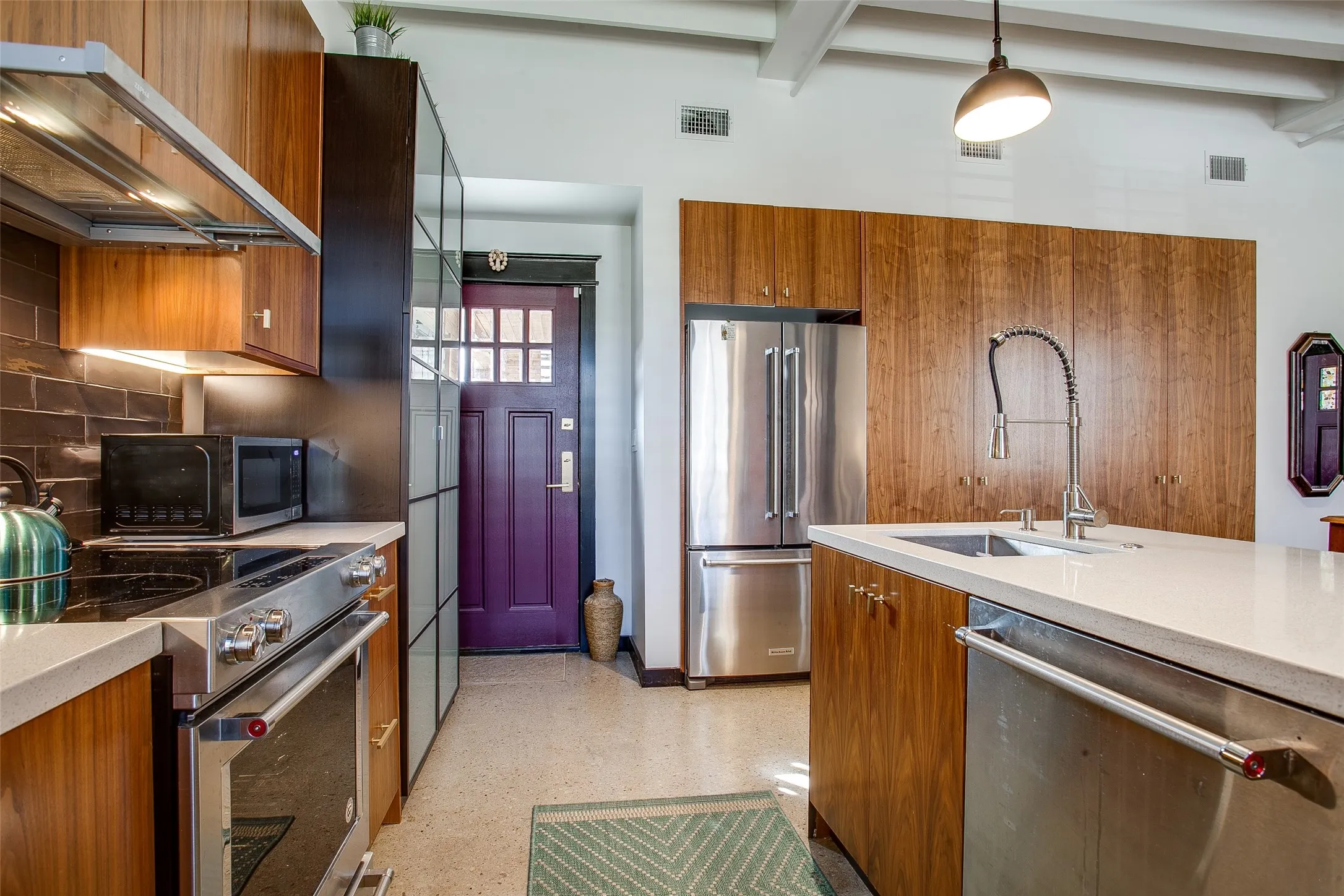 Condominium For Rent in Dallas County , 1038 Kings Highway 1, Dallas, Texas 75208, 2 Bedroom, 3 Bathroom, 1 Garage spaces, 1,574 Sqft, built in 2015, mls#21383877, Real Estate Agent in Dallas, Homes For Rent in Dallas county, Homes For Rent in Dallas, Realtor in Dallas Texas, Real Estate Brokerage Independent Realty Texas, Luminita Cordes Realtor