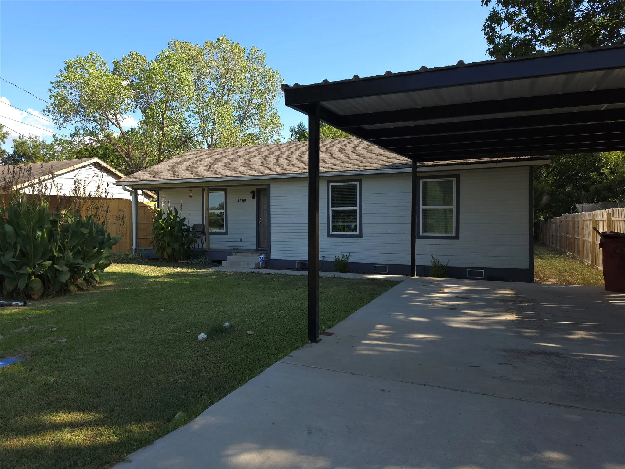 Single Family Residence For Sale in Fannin County , 1309 S 6th Street, Bonham, Texas 75418, 3 Bedroom, 1 Bathroom, Garage spaces, 960 Sqft, built in 1985, mls#21383531, Real Estate Agent in Bonham, Homes For Sale in Fannin county, Homes For Sale in Bonham, Realtor in Bonham Texas, Real Estate Brokerage Independent Realty Texas, Luminita Cordes Realtor