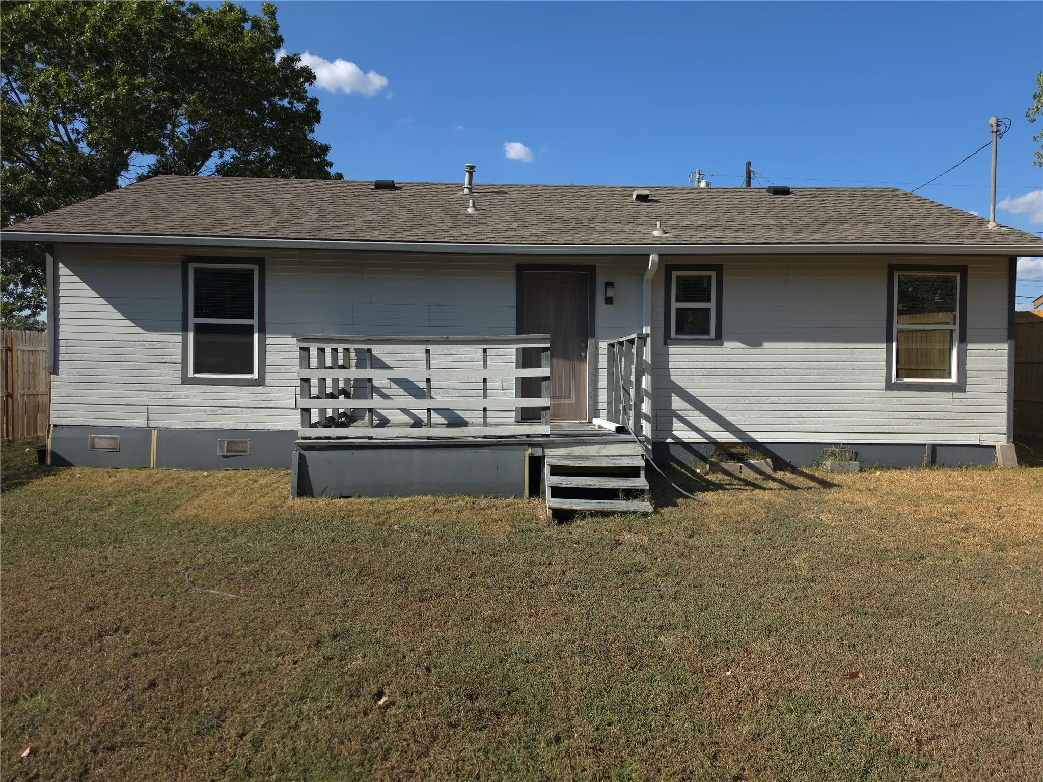 Single Family Residence For Sale in Fannin County , 1309 S 6th Street, Bonham, Texas 75418, 3 Bedroom, 1 Bathroom, Garage spaces, 960 Sqft, built in 1985, mls#21383531, Real Estate Agent in Bonham, Homes For Sale in Fannin county, Homes For Sale in Bonham, Realtor in Bonham Texas, Real Estate Brokerage Independent Realty Texas, Luminita Cordes Realtor