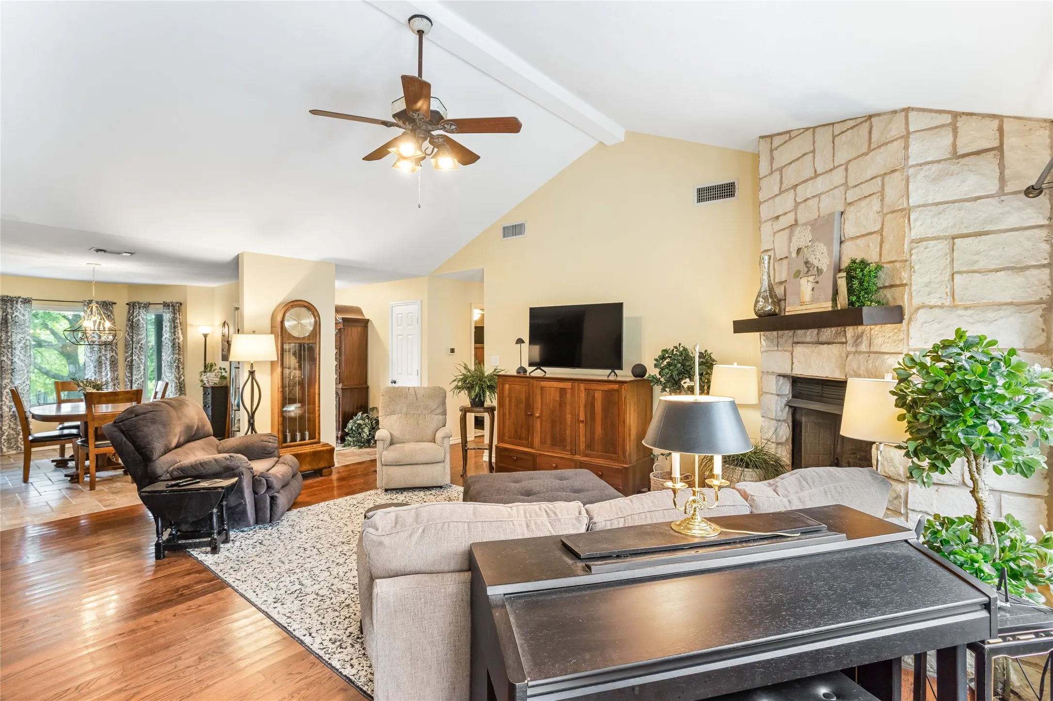 Single Family Residence For Sale in Grayson County , 1088 Bub Hill Road, Whitewright, Texas 75491, 4 Bedroom, 2 Bathroom, 2 Garage spaces, 1,792 Sqft, built in 2003, mls#21383884, Real Estate Agent in Whitewright, Homes For Sale in Grayson county, Homes For Sale in Whitewright, Realtor in Whitewright Texas, Real Estate Brokerage Independent Realty Texas, Luminita Cordes Realtor