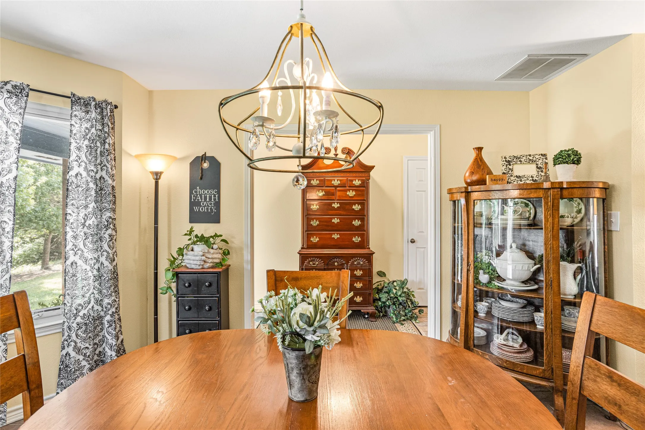 Single Family Residence For Sale in Grayson County , 1088 Bub Hill Road, Whitewright, Texas 75491, 4 Bedroom, 2 Bathroom, 2 Garage spaces, 1,792 Sqft, built in 2003, mls#21383884, Real Estate Agent in Whitewright, Homes For Sale in Grayson county, Homes For Sale in Whitewright, Realtor in Whitewright Texas, Real Estate Brokerage Independent Realty Texas, Luminita Cordes Realtor