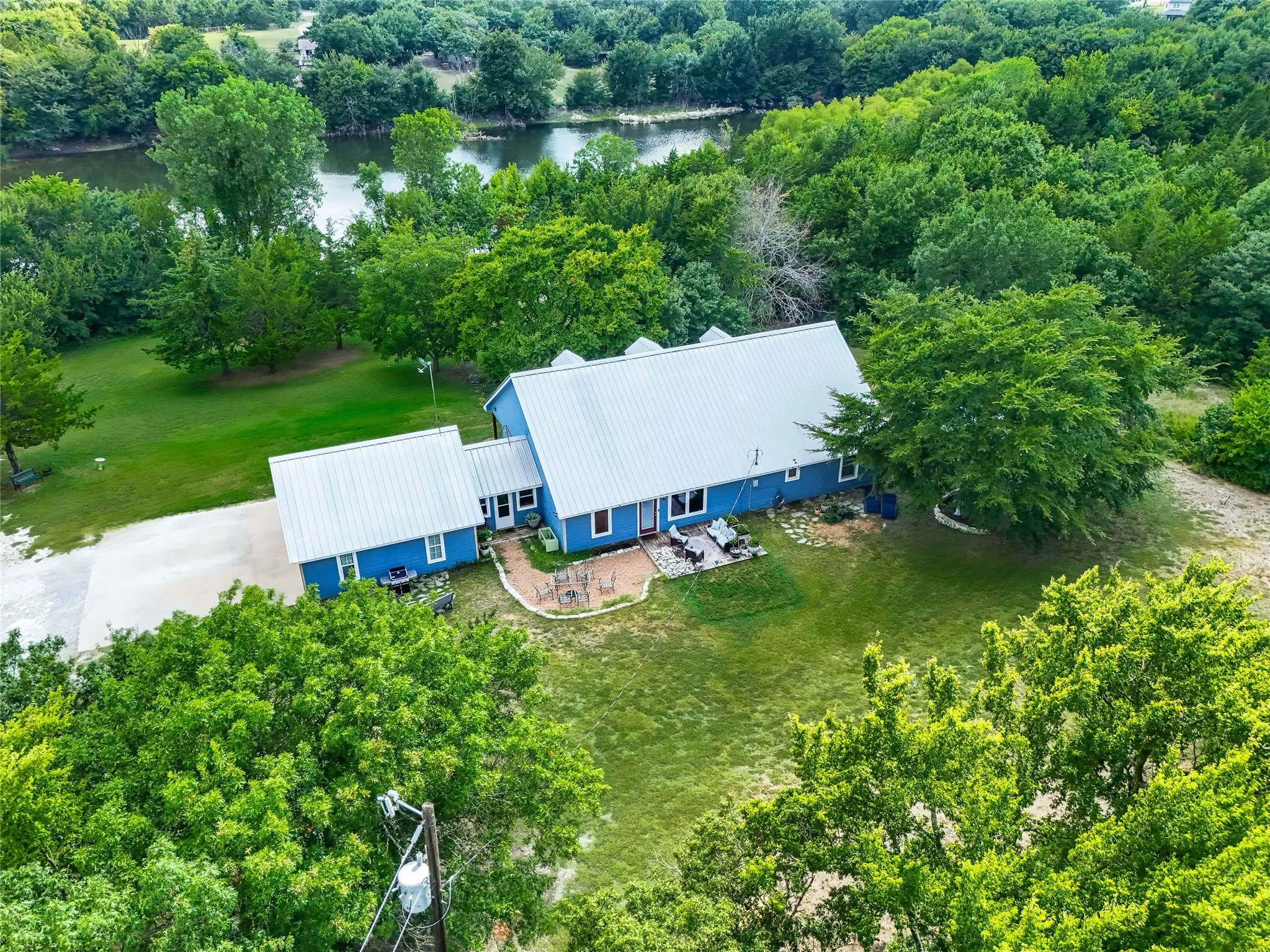 Single Family Residence For Sale in Grayson County , 1088 Bub Hill Road, Whitewright, Texas 75491, 4 Bedroom, 2 Bathroom, 2 Garage spaces, 1,792 Sqft, built in 2003, mls#21383884, Real Estate Agent in Whitewright, Homes For Sale in Grayson county, Homes For Sale in Whitewright, Realtor in Whitewright Texas, Real Estate Brokerage Independent Realty Texas, Luminita Cordes Realtor