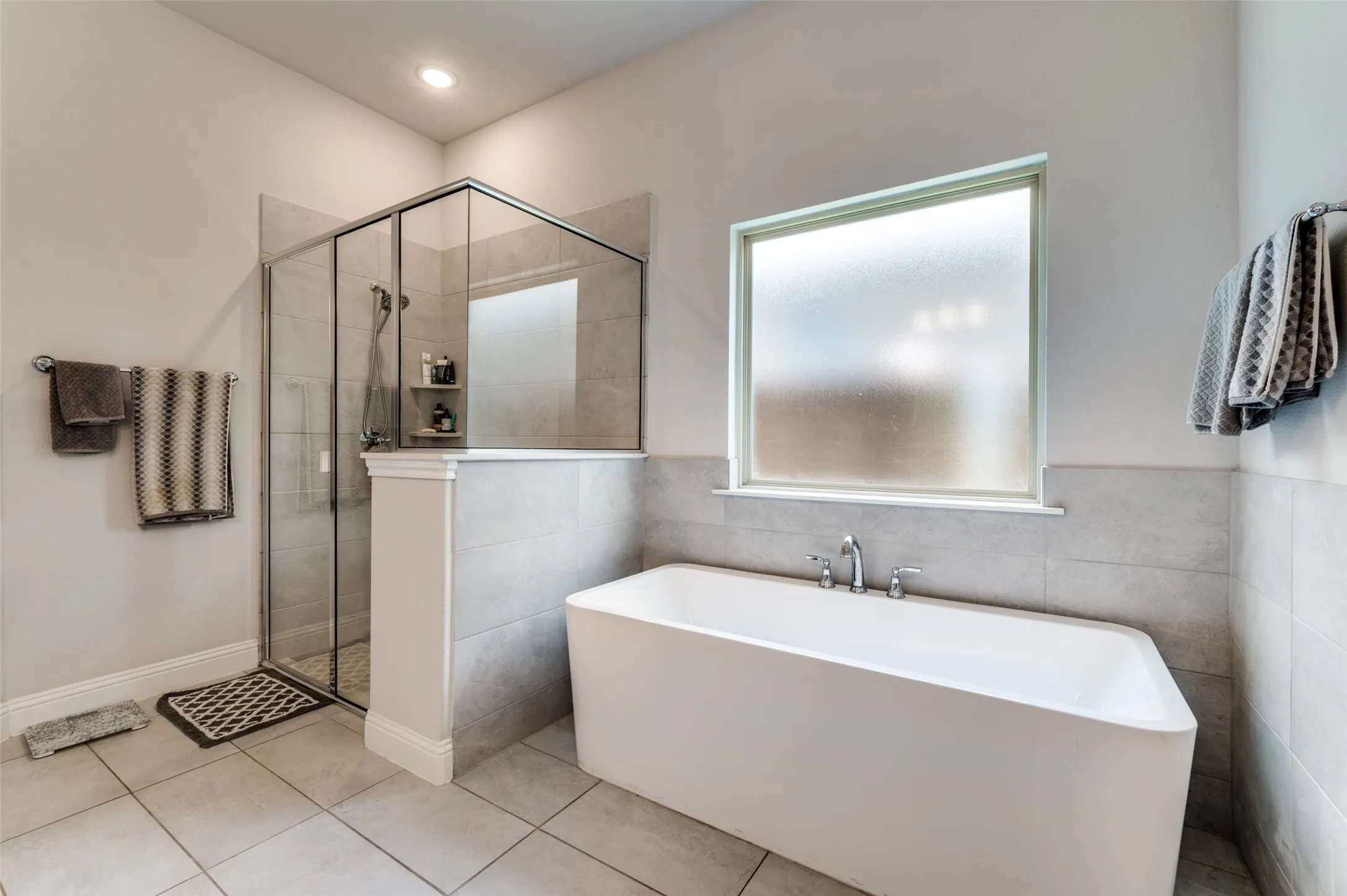 Single Family Residence For Rent in Denton County , 333 Foxthorne Way, Little Elm, Texas 75068, 4 Bedroom, 4 Bathroom, 2 Garage spaces, 3,499 Sqft, built in 2021, mls#21383889, Real Estate Agent in Little Elm, Homes For Rent in Denton county, Homes For Rent in Little Elm, Realtor in Little Elm Texas, Real Estate Brokerage Independent Realty Texas, Luminita Cordes Realtor