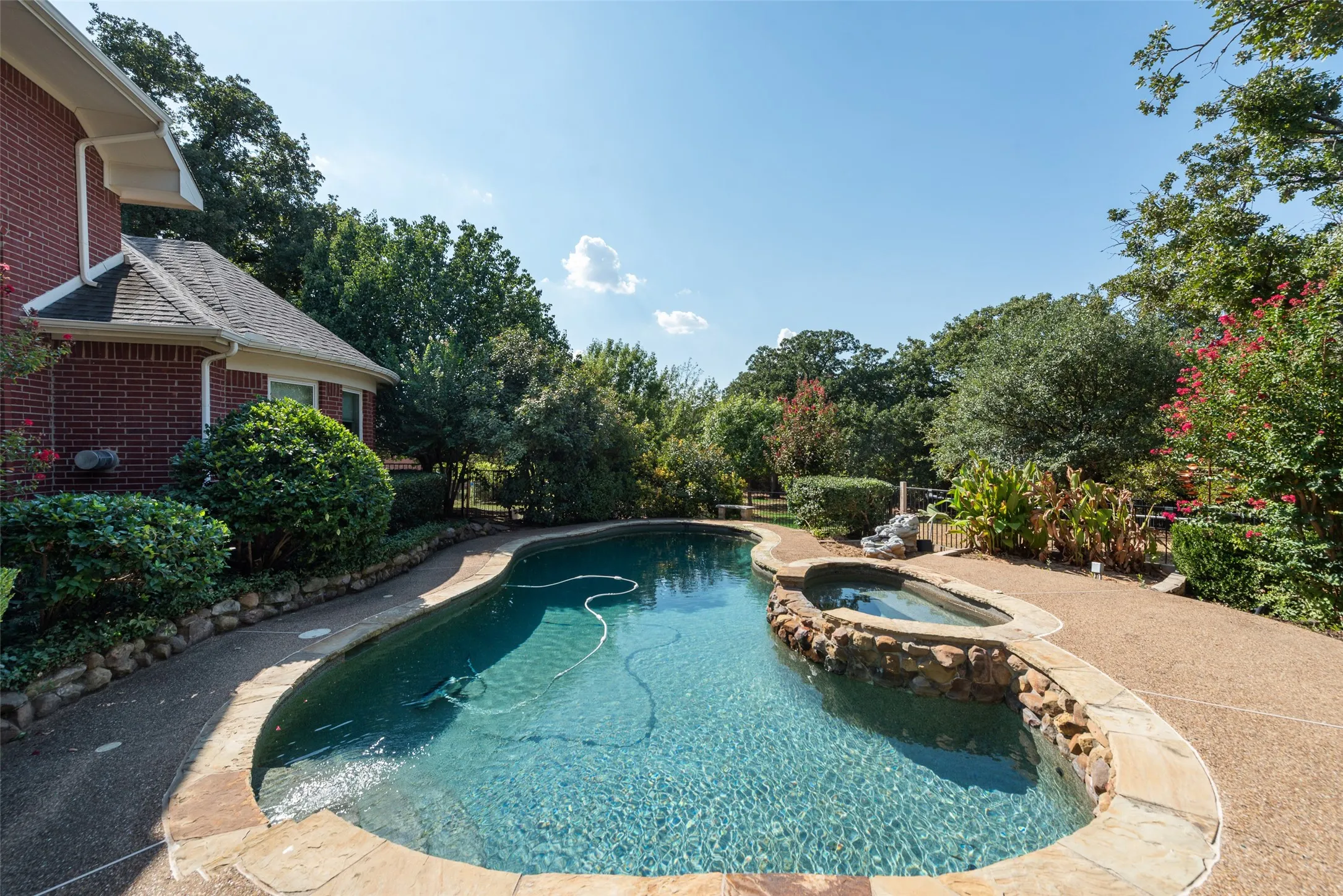 SPARKLING SALTWATER POOL WITH SPA AND FOUNTIAN