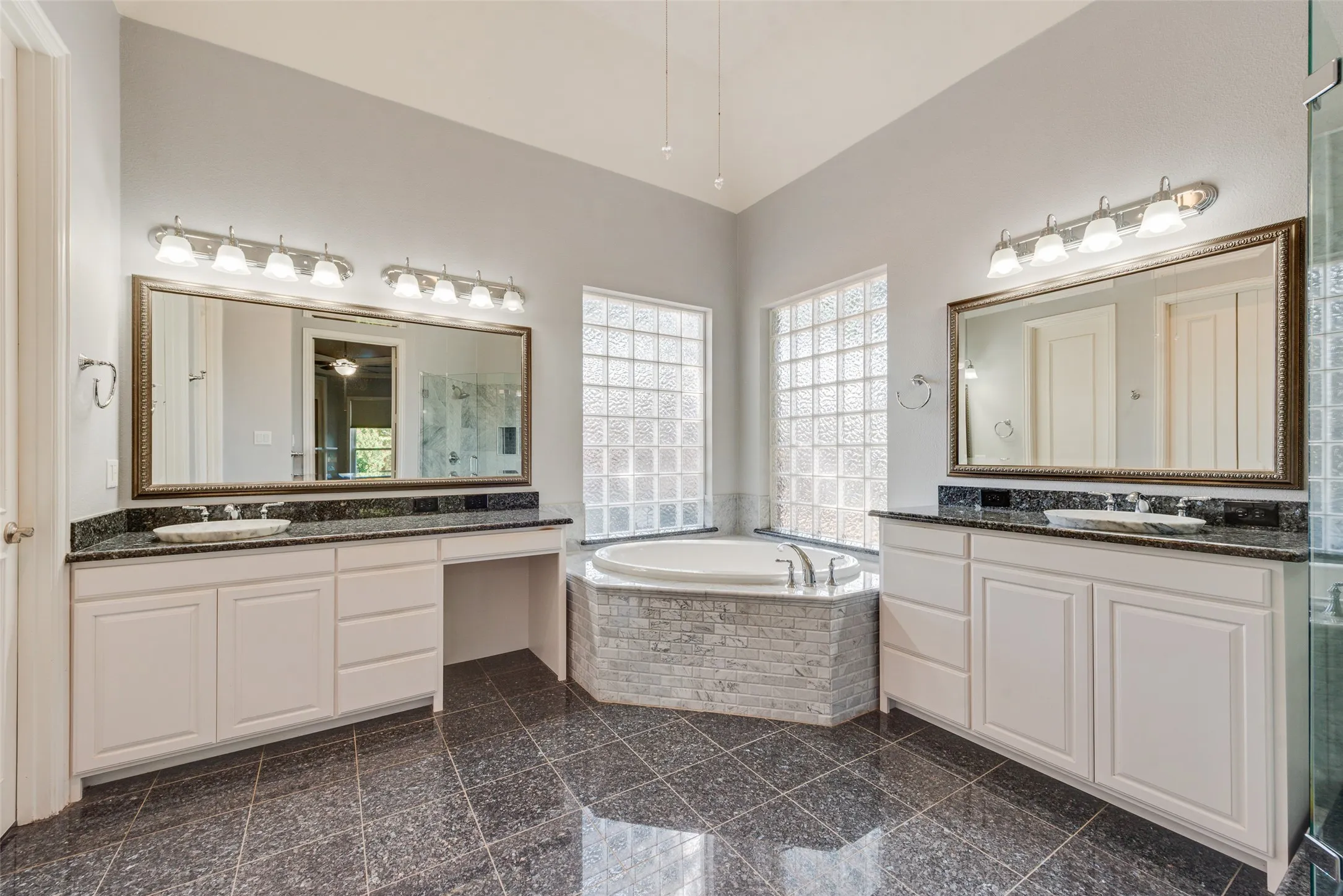 DUEL SINKS AND GARDEN TUB