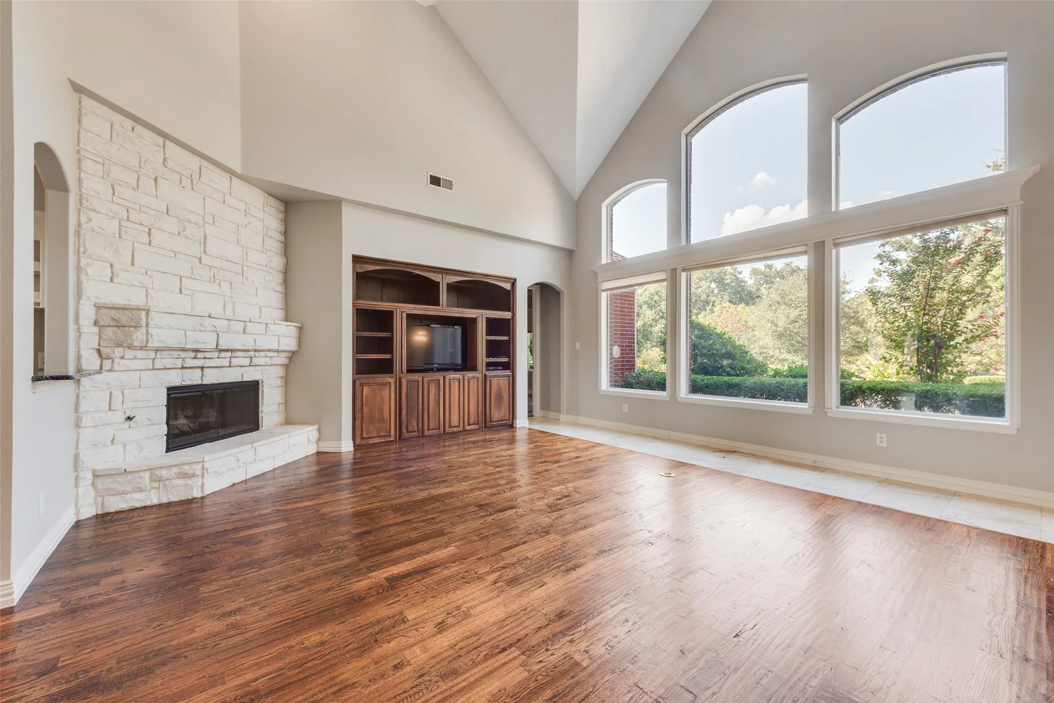 DRAMATIC FLOOR TO CEILING WINDOWS