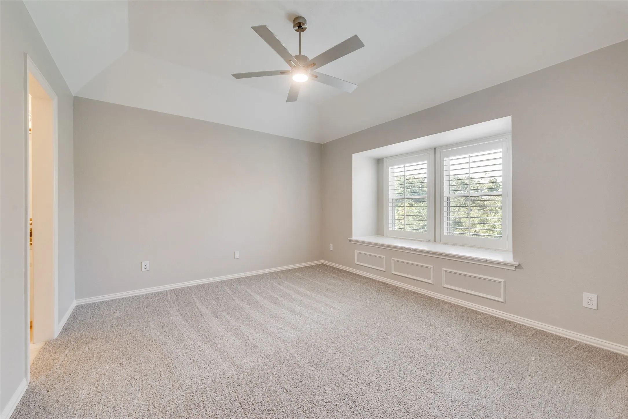 2ND FLOOR WINDOWSEATS AND WALKIN CLOSET