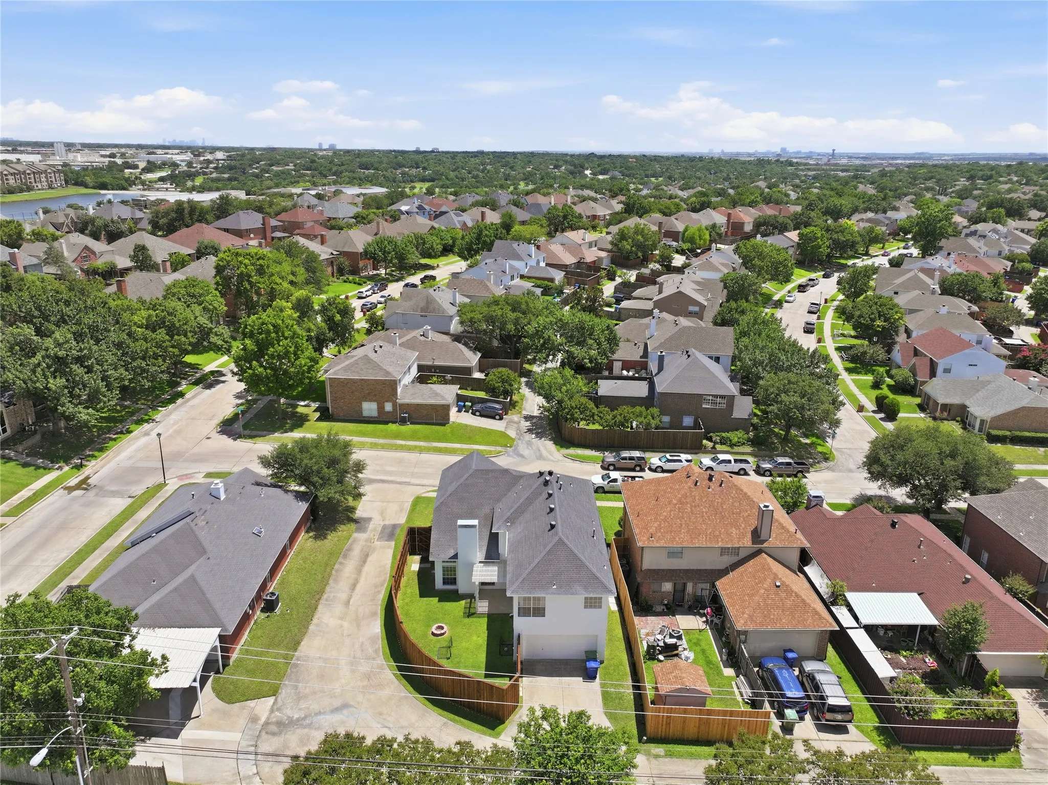 Single Family Residence For Sale in Dallas County , 1415 Sutton Drive, Carrollton, Texas 75006, 3 Bedroom, 3 Bathroom, 2 Garage spaces, 2,808 Sqft, built in 1990, mls#21383894, Real Estate Agent in Carrollton, Homes For Sale in Dallas county, Homes For Sale in Carrollton, Realtor in Carrollton Texas, Real Estate Brokerage Independent Realty Texas, Luminita Cordes Realtor