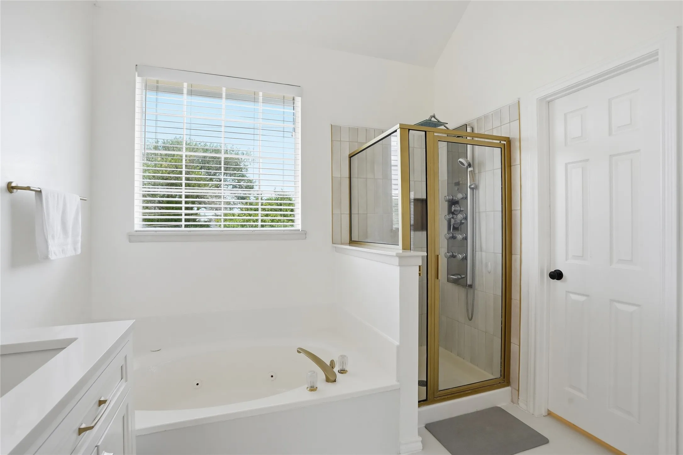 Single Family Residence For Sale in Dallas County , 1415 Sutton Drive, Carrollton, Texas 75006, 3 Bedroom, 3 Bathroom, 2 Garage spaces, 2,808 Sqft, built in 1990, mls#21383894, Real Estate Agent in Carrollton, Homes For Sale in Dallas county, Homes For Sale in Carrollton, Realtor in Carrollton Texas, Real Estate Brokerage Independent Realty Texas, Luminita Cordes Realtor