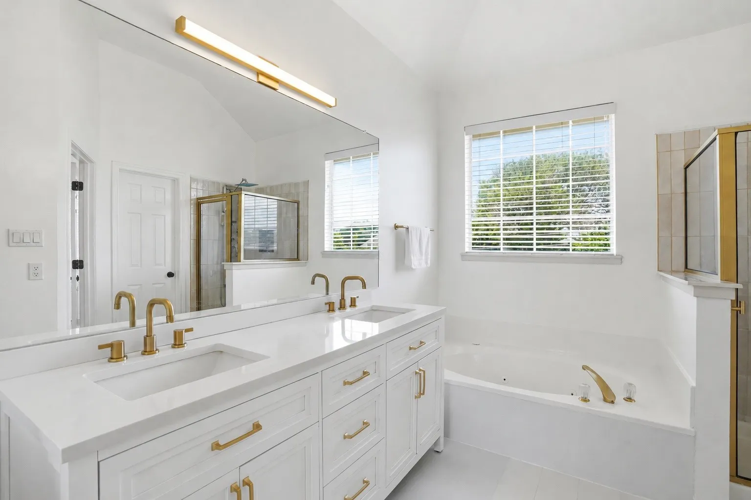 Single Family Residence For Sale in Dallas County , 1415 Sutton Drive, Carrollton, Texas 75006, 3 Bedroom, 3 Bathroom, 2 Garage spaces, 2,808 Sqft, built in 1990, mls#21383894, Real Estate Agent in Carrollton, Homes For Sale in Dallas county, Homes For Sale in Carrollton, Realtor in Carrollton Texas, Real Estate Brokerage Independent Realty Texas, Luminita Cordes Realtor