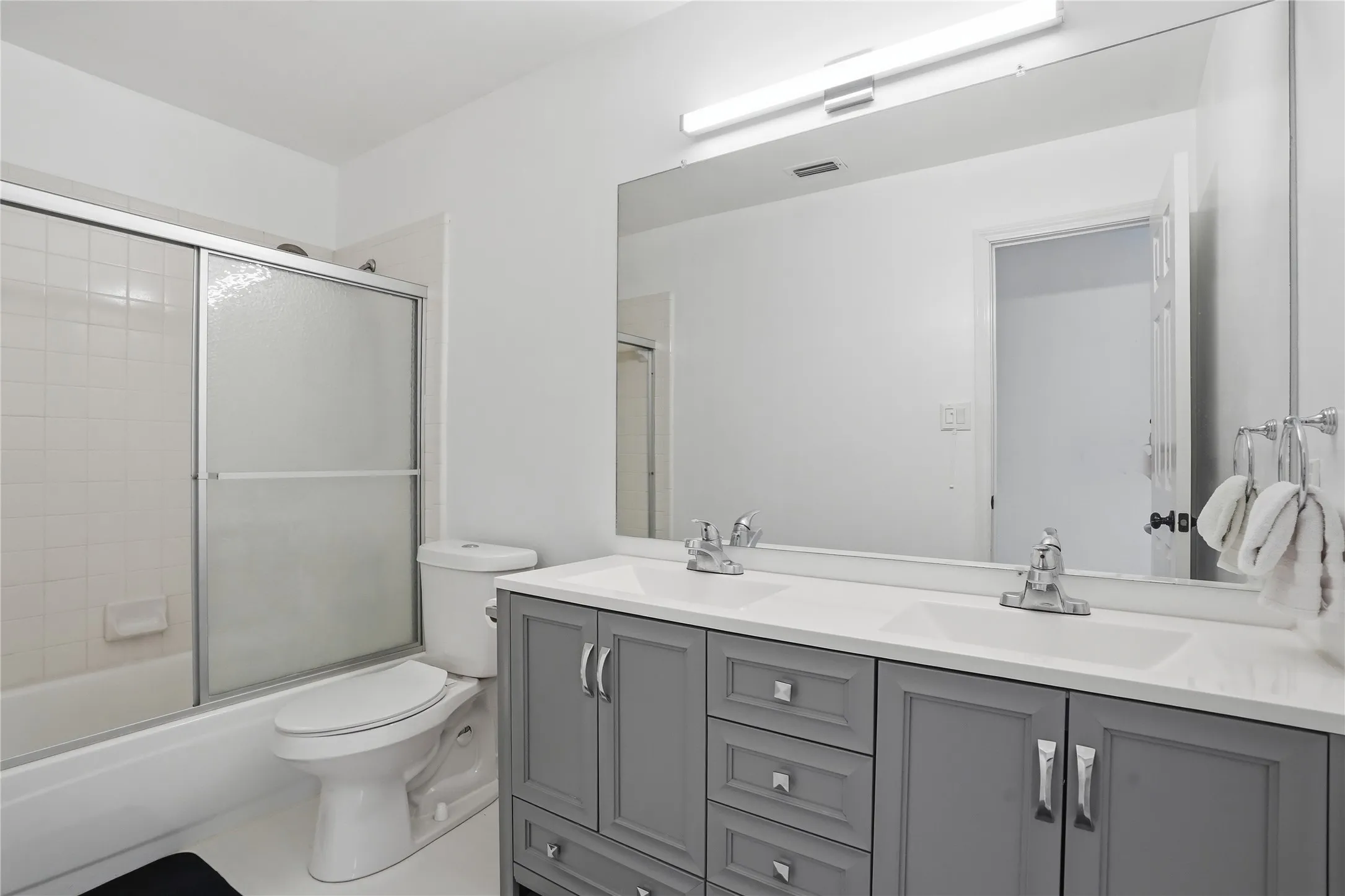 Single Family Residence For Sale in Dallas County , 1415 Sutton Drive, Carrollton, Texas 75006, 3 Bedroom, 3 Bathroom, 2 Garage spaces, 2,808 Sqft, built in 1990, mls#21383894, Real Estate Agent in Carrollton, Homes For Sale in Dallas county, Homes For Sale in Carrollton, Realtor in Carrollton Texas, Real Estate Brokerage Independent Realty Texas, Luminita Cordes Realtor