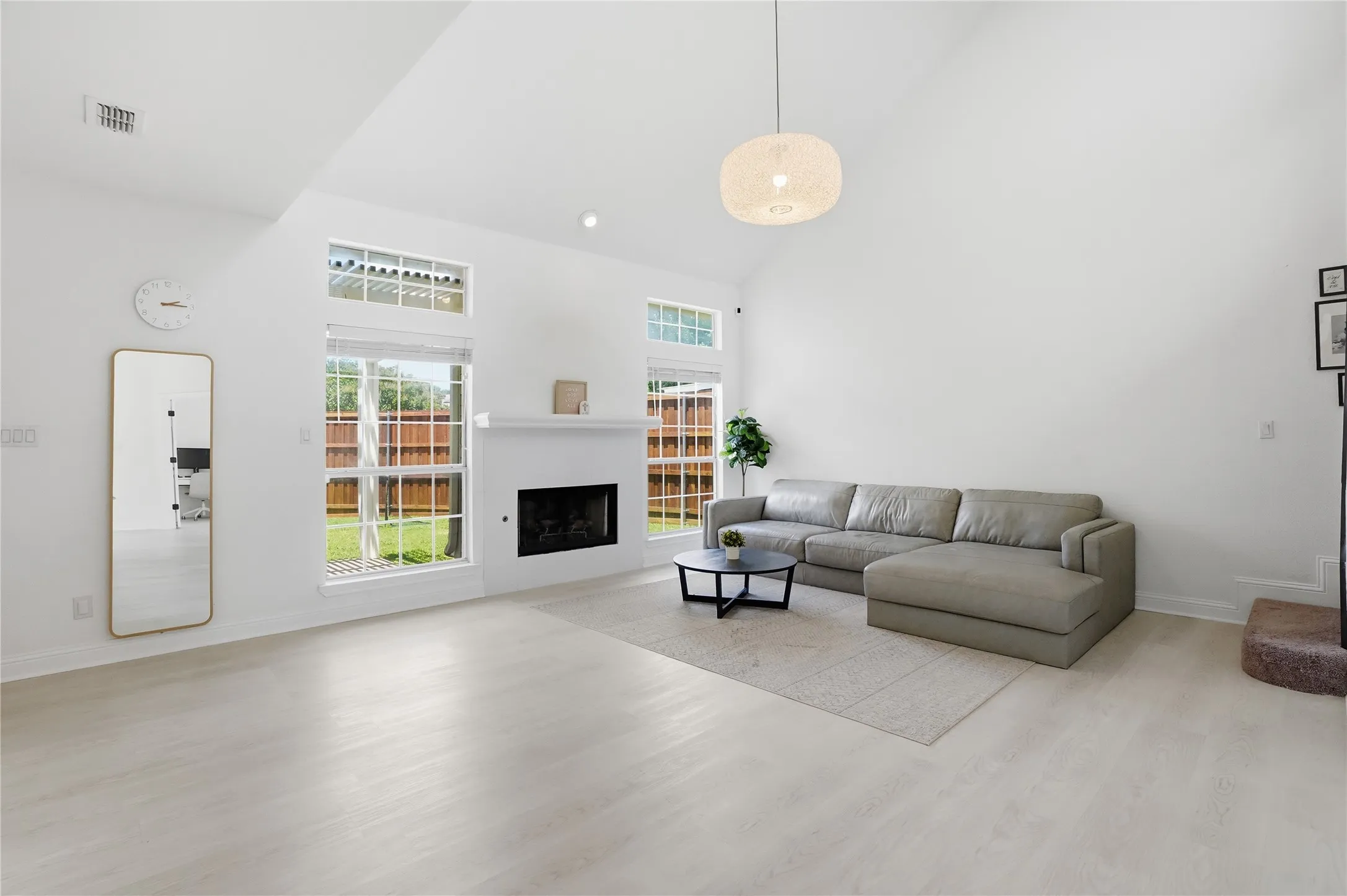 Single Family Residence For Sale in Dallas County , 1415 Sutton Drive, Carrollton, Texas 75006, 3 Bedroom, 3 Bathroom, 2 Garage spaces, 2,808 Sqft, built in 1990, mls#21383894, Real Estate Agent in Carrollton, Homes For Sale in Dallas county, Homes For Sale in Carrollton, Realtor in Carrollton Texas, Real Estate Brokerage Independent Realty Texas, Luminita Cordes Realtor