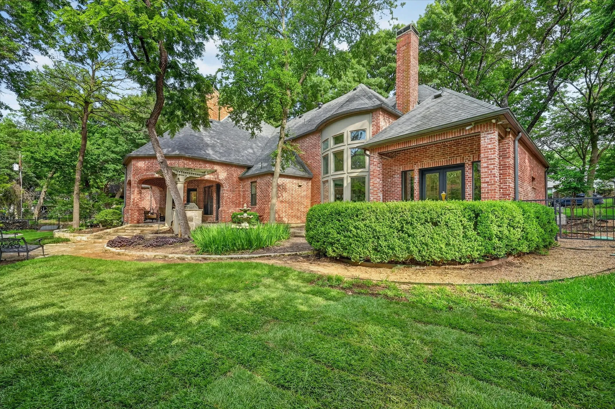 Side of the yard has more grass space!