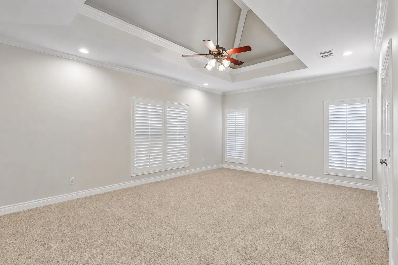 Single Family Residence For Sale in Rockwall County , 812 White Buffalo Lane, Heath, Texas 75032, 4 Bedroom, 5 Bathroom, 3 Garage spaces, 4,012 Sqft, built in 2000, mls#21383665, Real Estate Agent in Heath, Homes For Sale in Rockwall county, Homes For Sale in Heath, Realtor in Heath Texas, Real Estate Brokerage Independent Realty Texas, Luminita Cordes Realtor