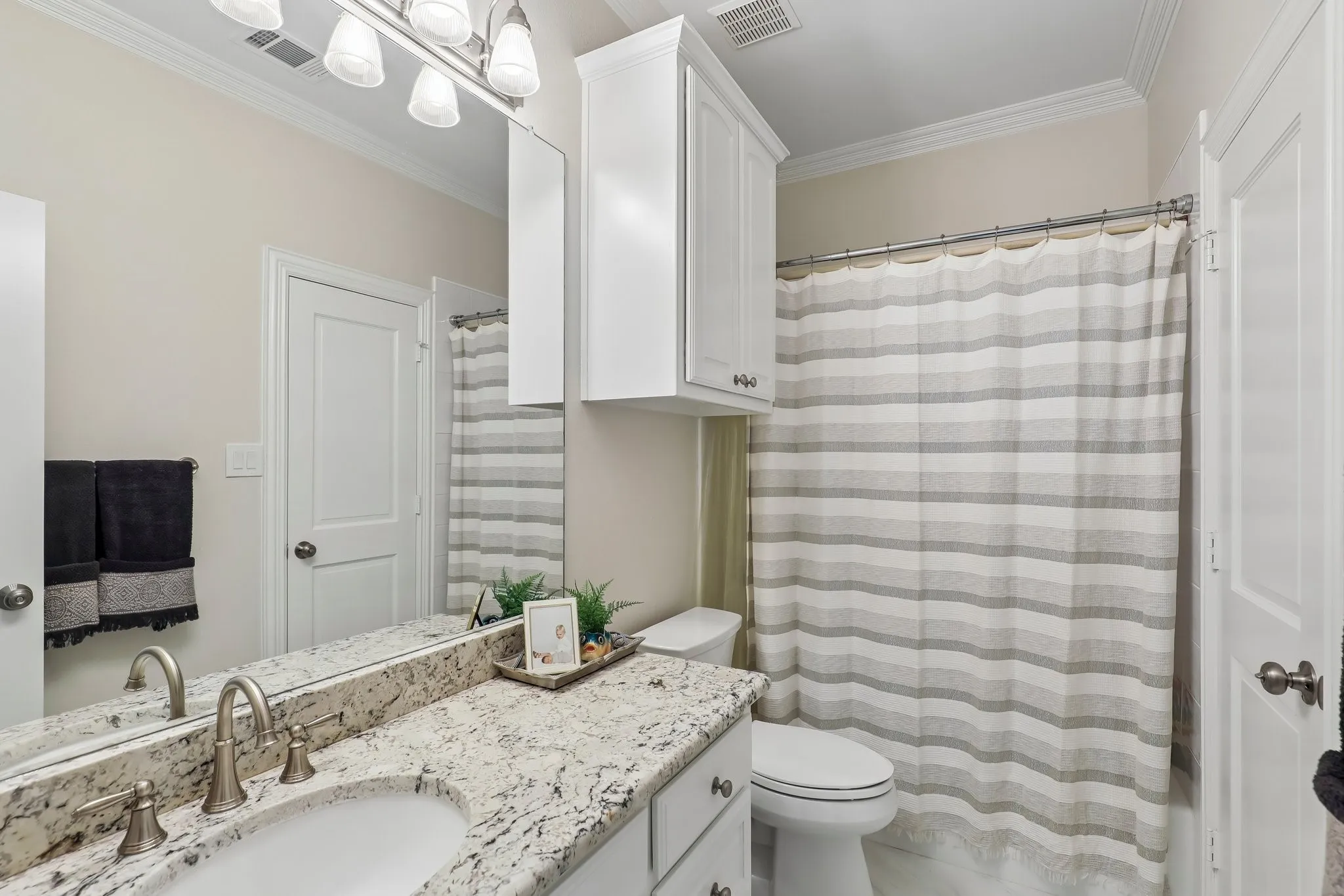 Single Family Residence For Sale in Rockwall County , 812 White Buffalo Lane, Heath, Texas 75032, 4 Bedroom, 5 Bathroom, 3 Garage spaces, 4,012 Sqft, built in 2000, mls#21383665, Real Estate Agent in Heath, Homes For Sale in Rockwall county, Homes For Sale in Heath, Realtor in Heath Texas, Real Estate Brokerage Independent Realty Texas, Luminita Cordes Realtor