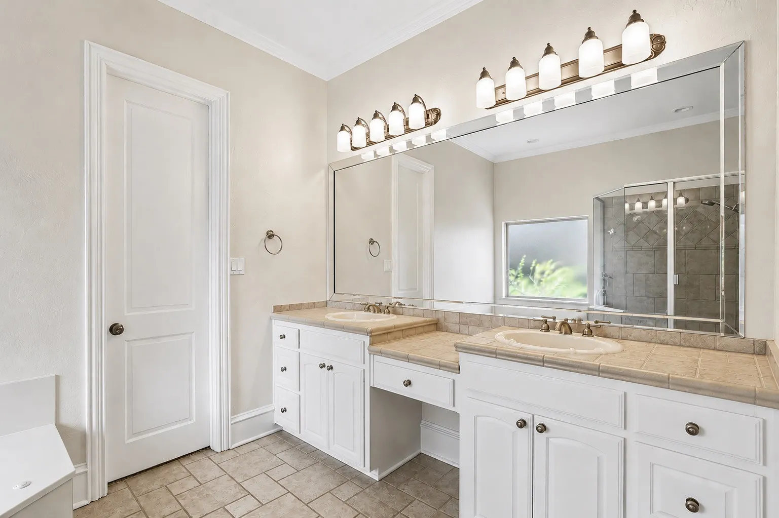 Single Family Residence For Sale in Rockwall County , 812 White Buffalo Lane, Heath, Texas 75032, 4 Bedroom, 5 Bathroom, 3 Garage spaces, 4,012 Sqft, built in 2000, mls#21383665, Real Estate Agent in Heath, Homes For Sale in Rockwall county, Homes For Sale in Heath, Realtor in Heath Texas, Real Estate Brokerage Independent Realty Texas, Luminita Cordes Realtor