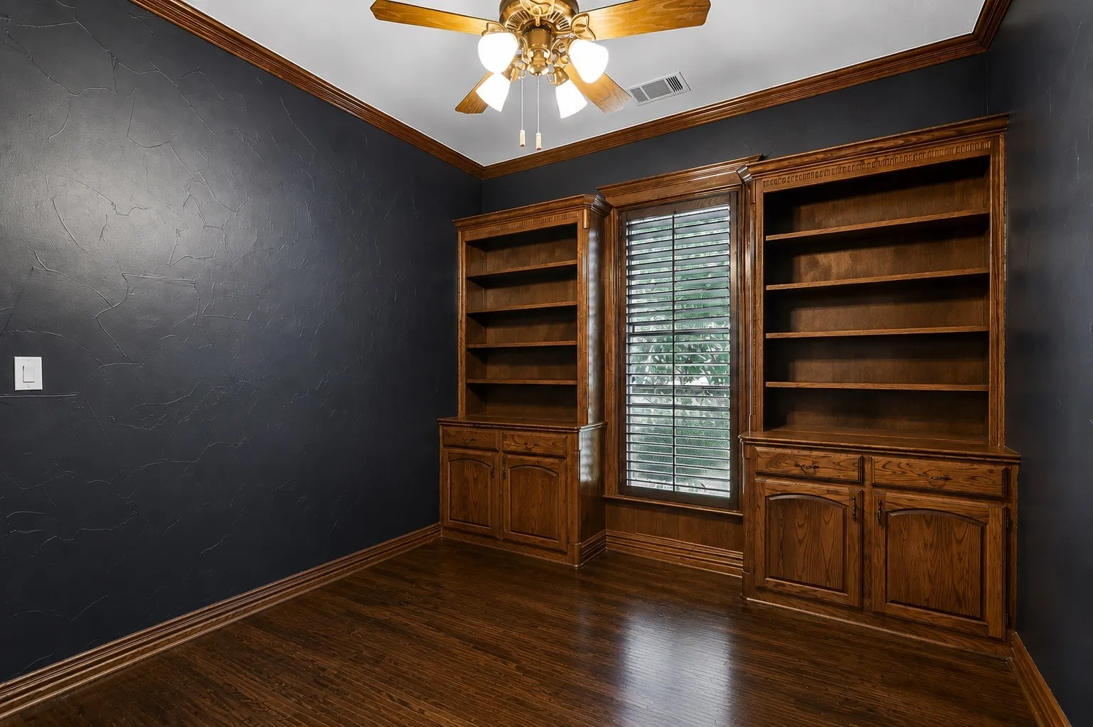Single Family Residence For Sale in Rockwall County , 812 White Buffalo Lane, Heath, Texas 75032, 4 Bedroom, 5 Bathroom, 3 Garage spaces, 4,012 Sqft, built in 2000, mls#21383665, Real Estate Agent in Heath, Homes For Sale in Rockwall county, Homes For Sale in Heath, Realtor in Heath Texas, Real Estate Brokerage Independent Realty Texas, Luminita Cordes Realtor