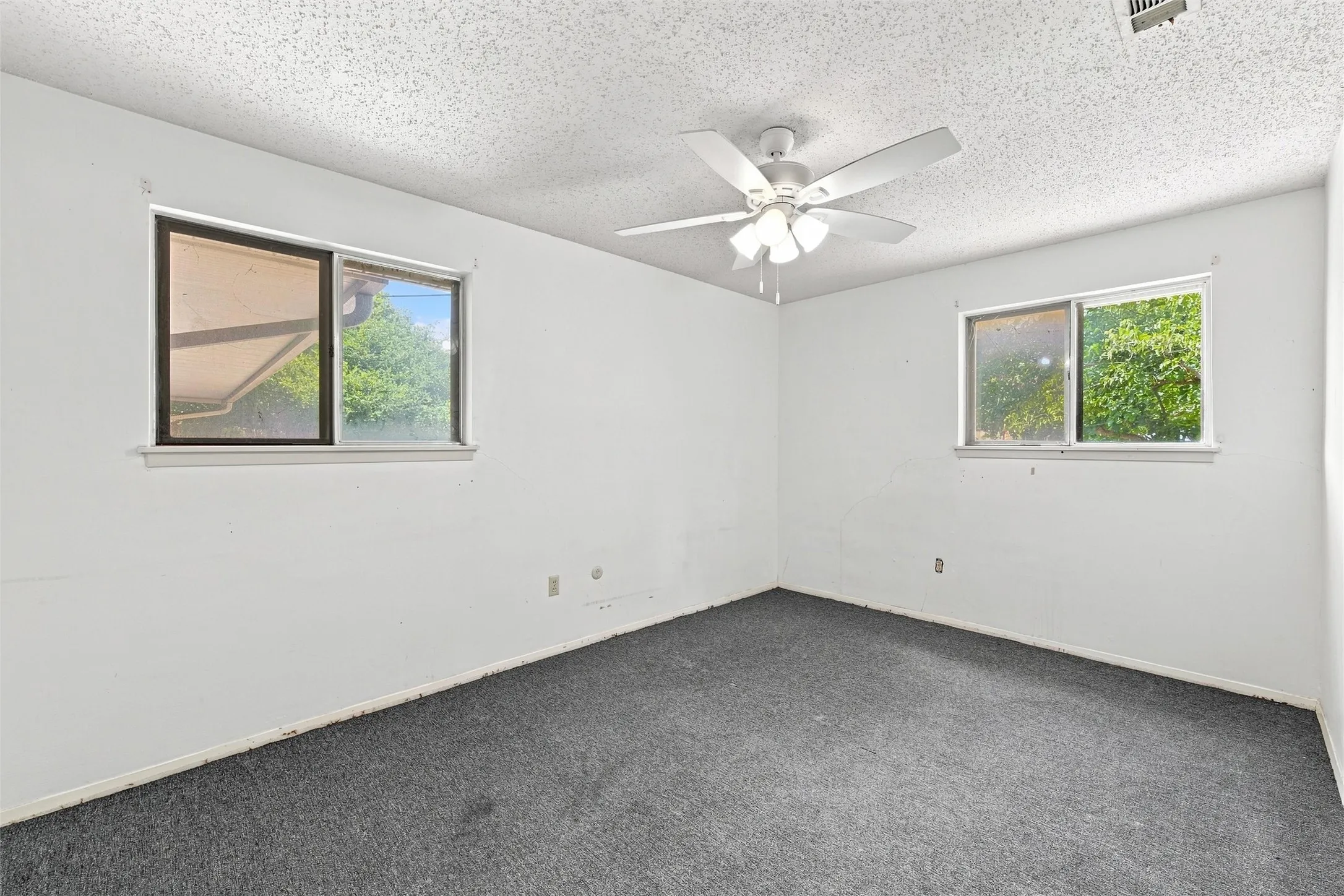 Single Family Residence For Sale in Mc Lennan County , 5601 Caldwell Drive, Waco, Texas 76710, 5 Bedroom, 2 Bathroom, Garage spaces, 2,420 Sqft, built in 1965, mls#21381868, Real Estate Agent in Waco, Homes For Sale in Mc Lennan county, Homes For Sale in Waco, Realtor in Waco Texas, Real Estate Brokerage Independent Realty Texas, Luminita Cordes Realtor