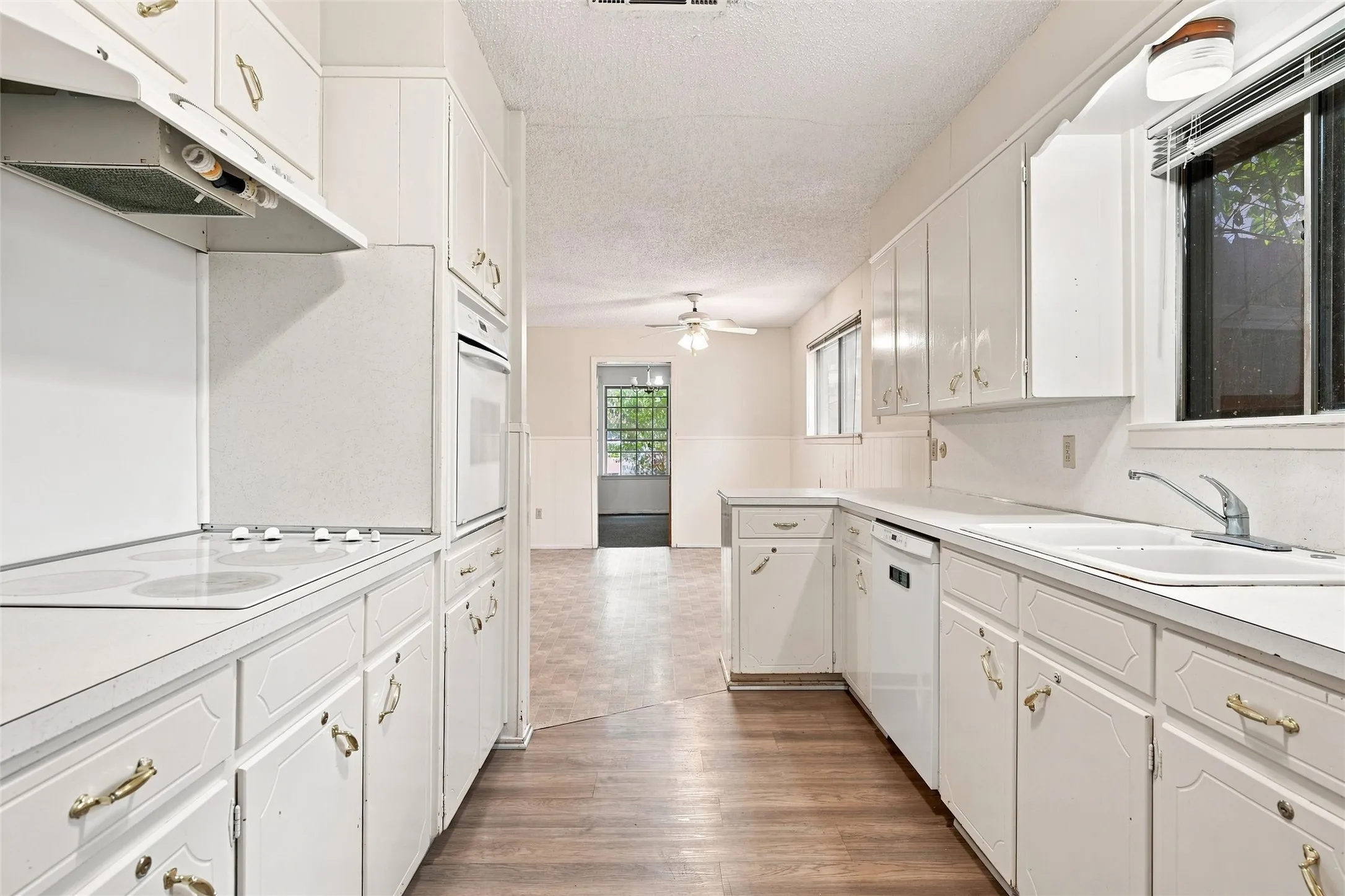 Single Family Residence For Sale in Mc Lennan County , 5601 Caldwell Drive, Waco, Texas 76710, 5 Bedroom, 2 Bathroom, Garage spaces, 2,420 Sqft, built in 1965, mls#21381868, Real Estate Agent in Waco, Homes For Sale in Mc Lennan county, Homes For Sale in Waco, Realtor in Waco Texas, Real Estate Brokerage Independent Realty Texas, Luminita Cordes Realtor
