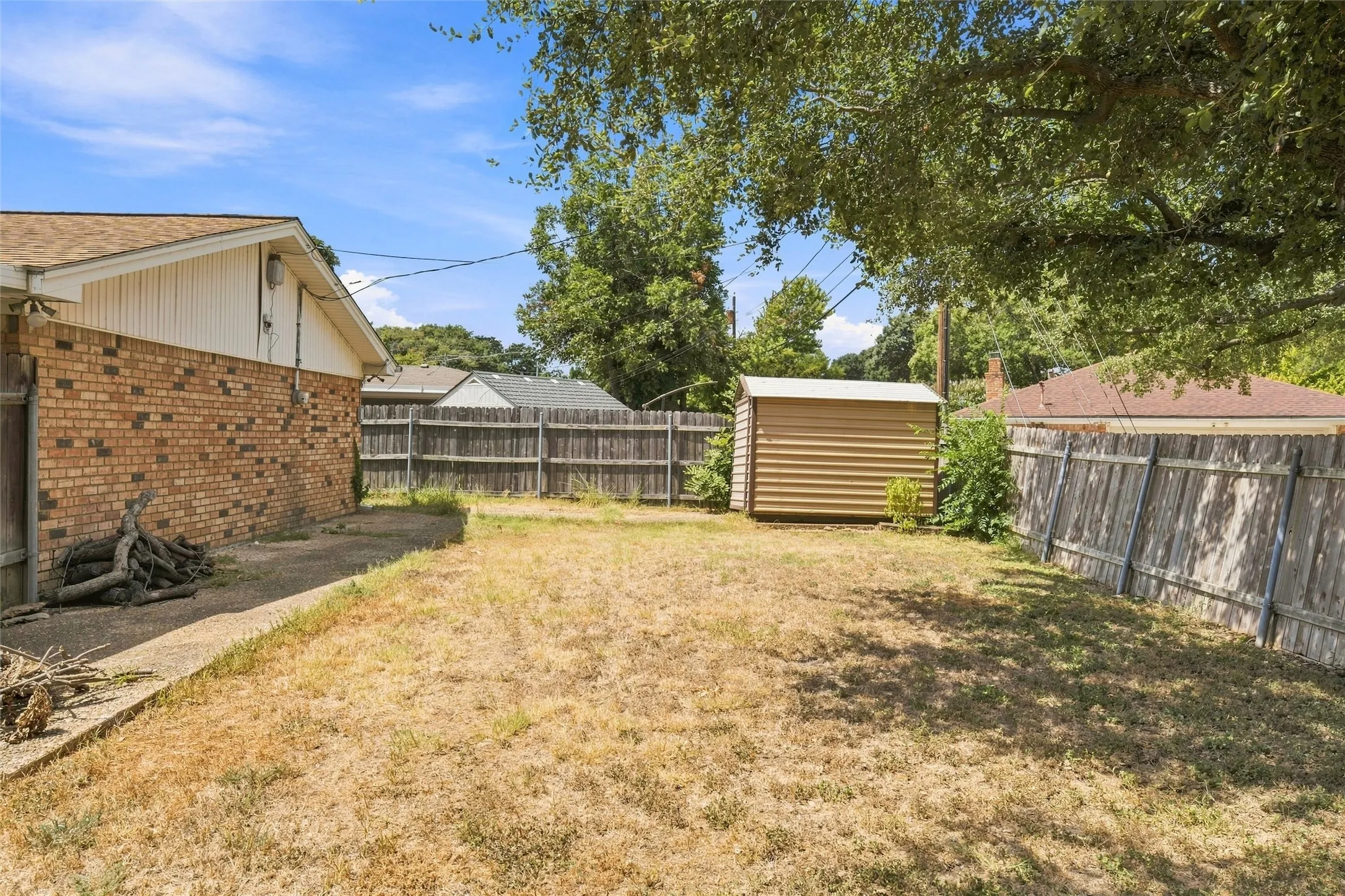 Single Family Residence For Sale in Mc Lennan County , 5601 Caldwell Drive, Waco, Texas 76710, 5 Bedroom, 2 Bathroom, Garage spaces, 2,420 Sqft, built in 1965, mls#21381868, Real Estate Agent in Waco, Homes For Sale in Mc Lennan county, Homes For Sale in Waco, Realtor in Waco Texas, Real Estate Brokerage Independent Realty Texas, Luminita Cordes Realtor