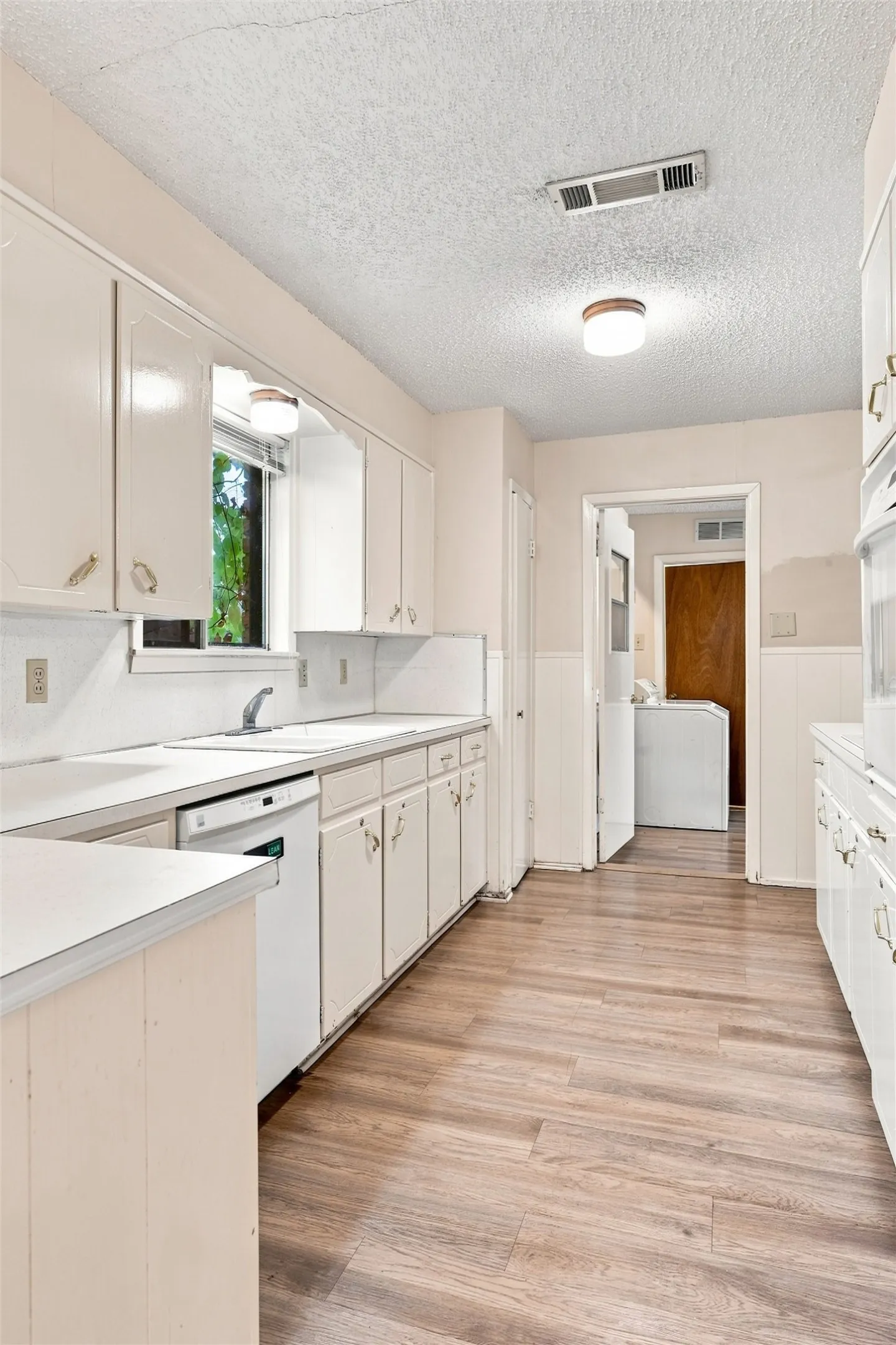 Single Family Residence For Sale in Mc Lennan County , 5601 Caldwell Drive, Waco, Texas 76710, 5 Bedroom, 2 Bathroom, Garage spaces, 2,420 Sqft, built in 1965, mls#21381868, Real Estate Agent in Waco, Homes For Sale in Mc Lennan county, Homes For Sale in Waco, Realtor in Waco Texas, Real Estate Brokerage Independent Realty Texas, Luminita Cordes Realtor