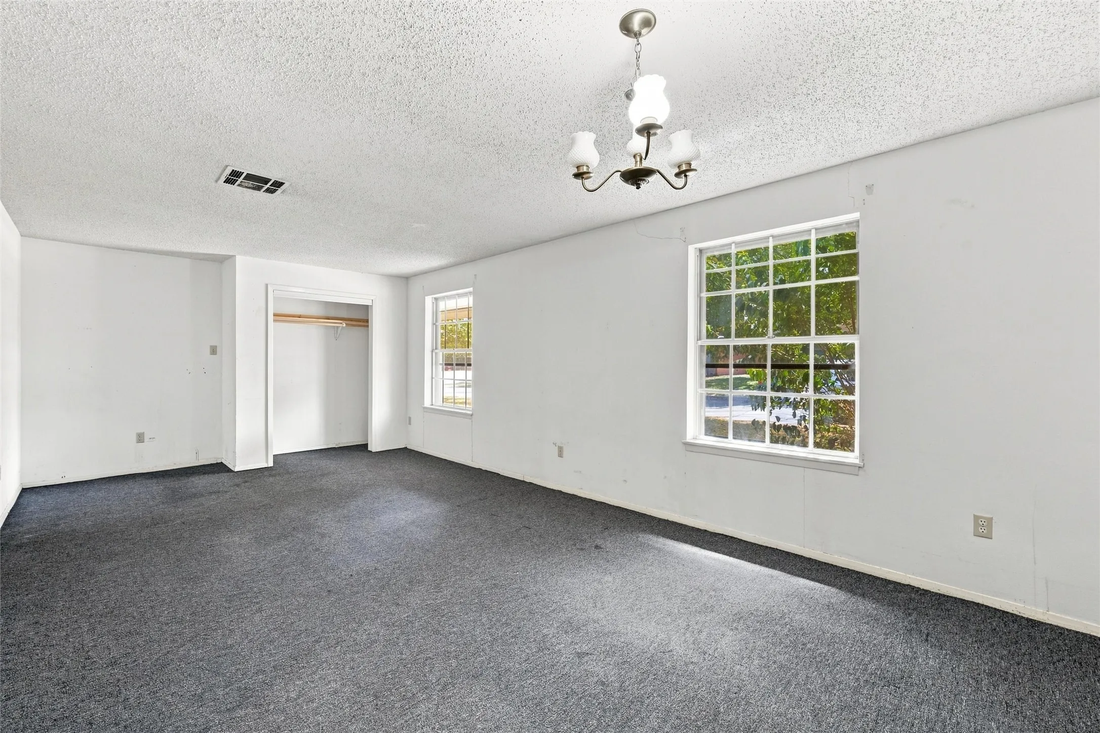 Single Family Residence For Sale in Mc Lennan County , 5601 Caldwell Drive, Waco, Texas 76710, 5 Bedroom, 2 Bathroom, Garage spaces, 2,420 Sqft, built in 1965, mls#21381868, Real Estate Agent in Waco, Homes For Sale in Mc Lennan county, Homes For Sale in Waco, Realtor in Waco Texas, Real Estate Brokerage Independent Realty Texas, Luminita Cordes Realtor