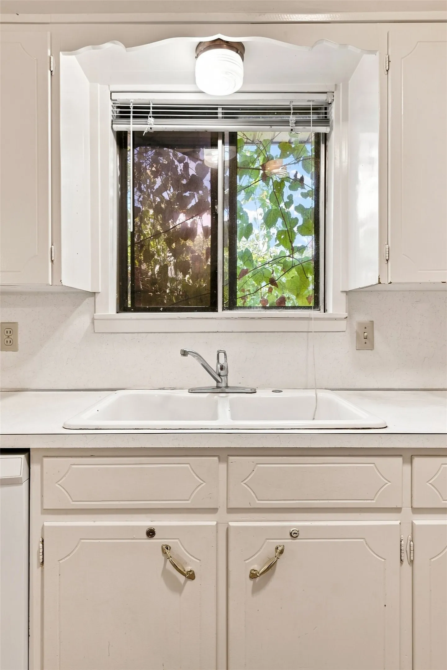 Single Family Residence For Sale in Mc Lennan County , 5601 Caldwell Drive, Waco, Texas 76710, 5 Bedroom, 2 Bathroom, Garage spaces, 2,420 Sqft, built in 1965, mls#21381868, Real Estate Agent in Waco, Homes For Sale in Mc Lennan county, Homes For Sale in Waco, Realtor in Waco Texas, Real Estate Brokerage Independent Realty Texas, Luminita Cordes Realtor
