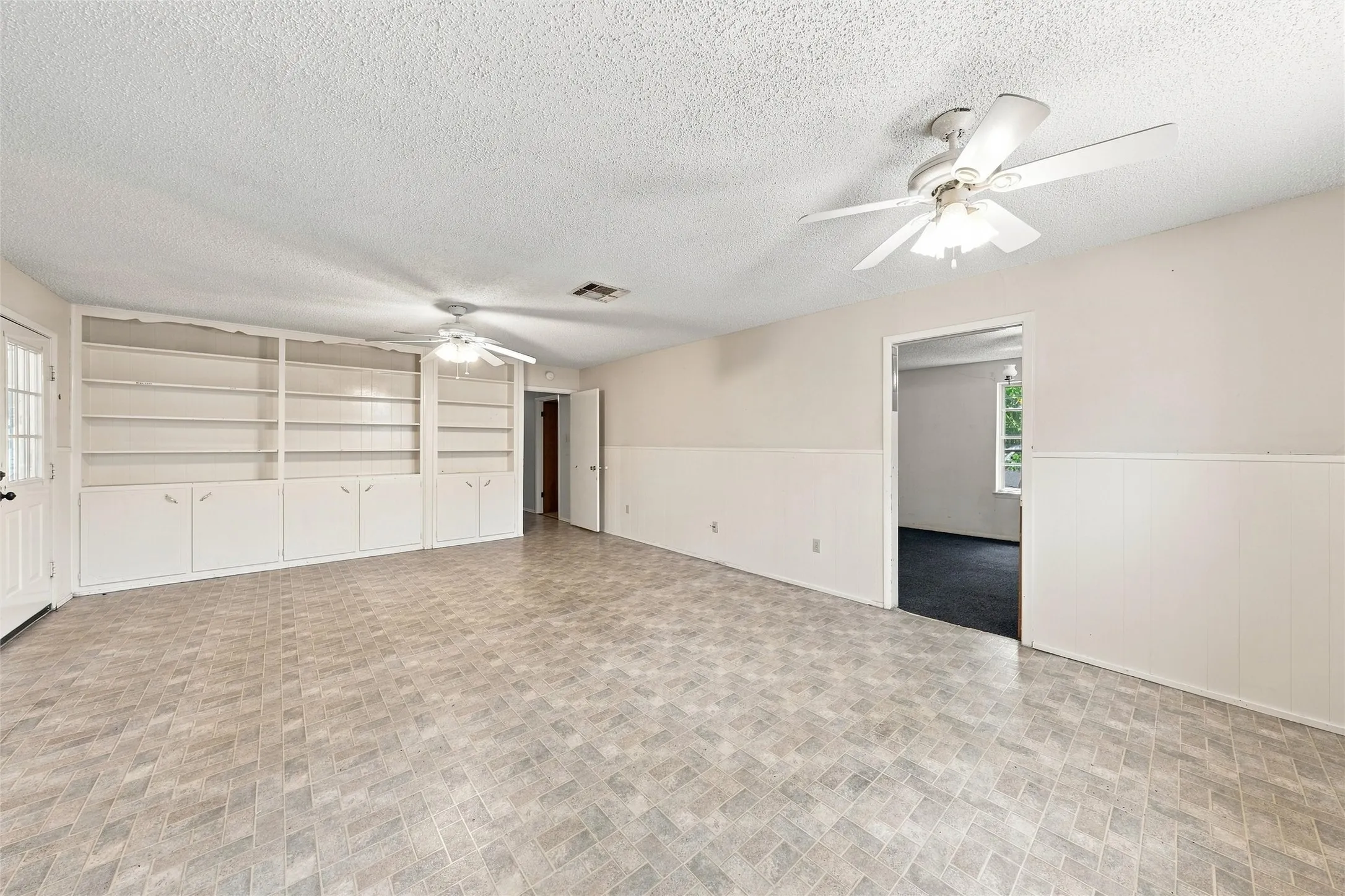 Single Family Residence For Sale in Mc Lennan County , 5601 Caldwell Drive, Waco, Texas 76710, 5 Bedroom, 2 Bathroom, Garage spaces, 2,420 Sqft, built in 1965, mls#21381868, Real Estate Agent in Waco, Homes For Sale in Mc Lennan county, Homes For Sale in Waco, Realtor in Waco Texas, Real Estate Brokerage Independent Realty Texas, Luminita Cordes Realtor