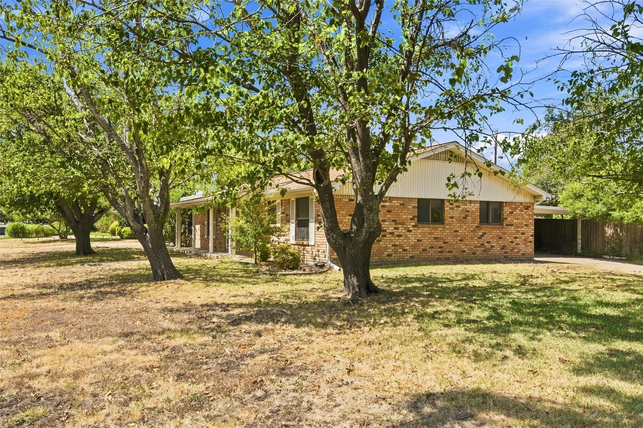 Single Family Residence For Sale in Mc Lennan County , 5601 Caldwell Drive, Waco, Texas 76710, 5 Bedroom, 2 Bathroom, Garage spaces, 2,420 Sqft, built in 1965, mls#21381868, Real Estate Agent in Waco, Homes For Sale in Mc Lennan county, Homes For Sale in Waco, Realtor in Waco Texas, Real Estate Brokerage Independent Realty Texas, Luminita Cordes Realtor