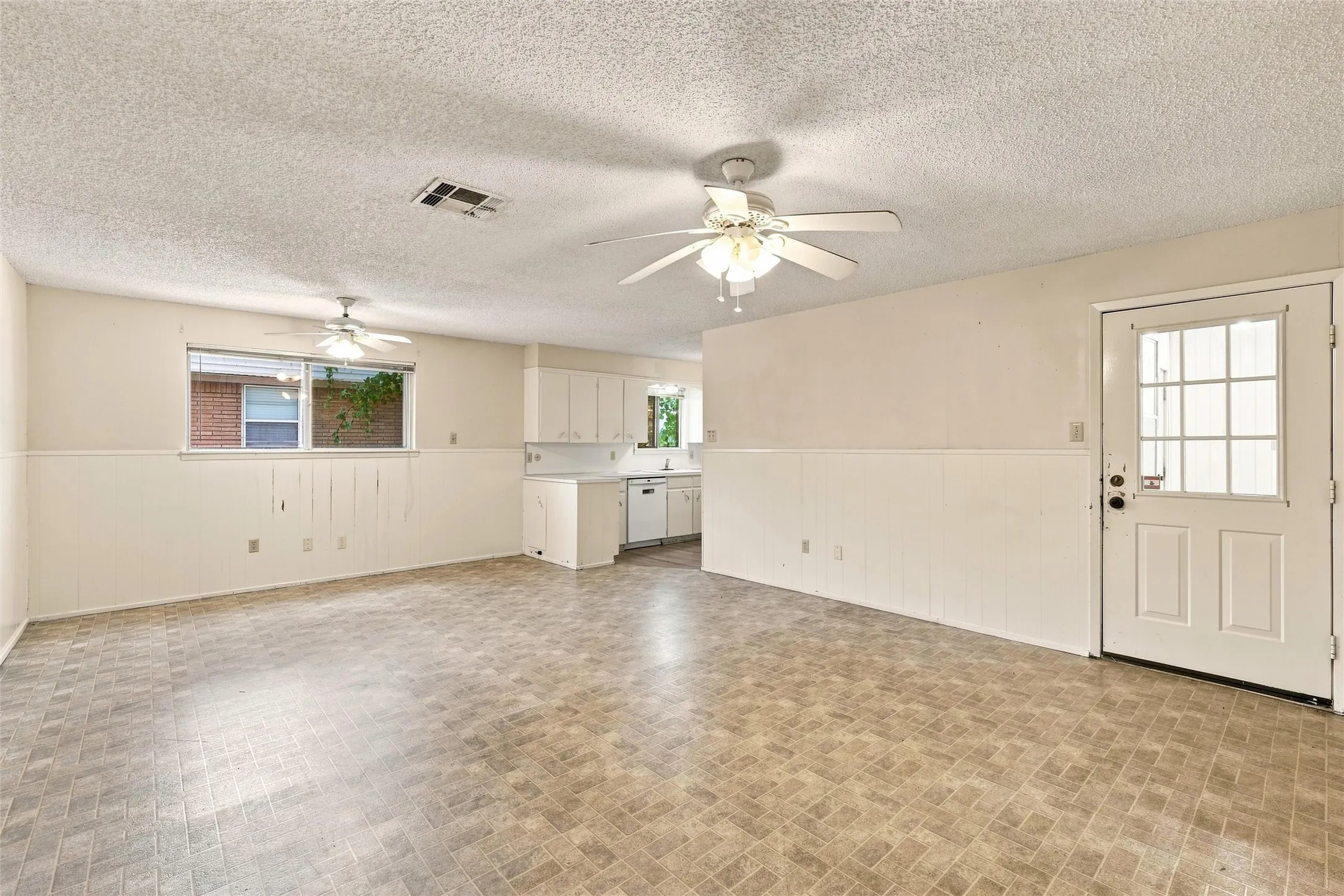 Single Family Residence For Sale in Mc Lennan County , 5601 Caldwell Drive, Waco, Texas 76710, 5 Bedroom, 2 Bathroom, Garage spaces, 2,420 Sqft, built in 1965, mls#21381868, Real Estate Agent in Waco, Homes For Sale in Mc Lennan county, Homes For Sale in Waco, Realtor in Waco Texas, Real Estate Brokerage Independent Realty Texas, Luminita Cordes Realtor