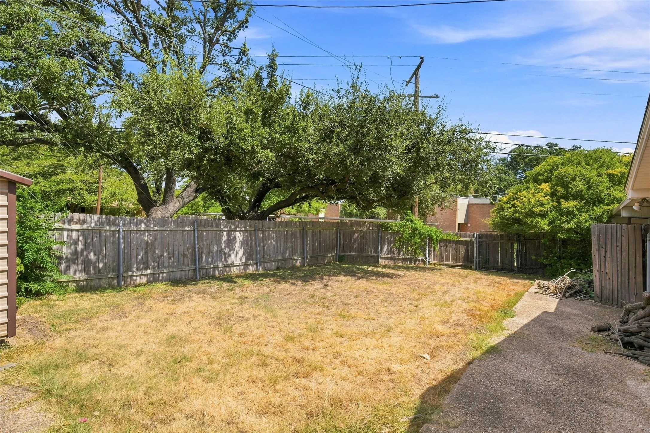 Single Family Residence For Sale in Mc Lennan County , 5601 Caldwell Drive, Waco, Texas 76710, 5 Bedroom, 2 Bathroom, Garage spaces, 2,420 Sqft, built in 1965, mls#21381868, Real Estate Agent in Waco, Homes For Sale in Mc Lennan county, Homes For Sale in Waco, Realtor in Waco Texas, Real Estate Brokerage Independent Realty Texas, Luminita Cordes Realtor